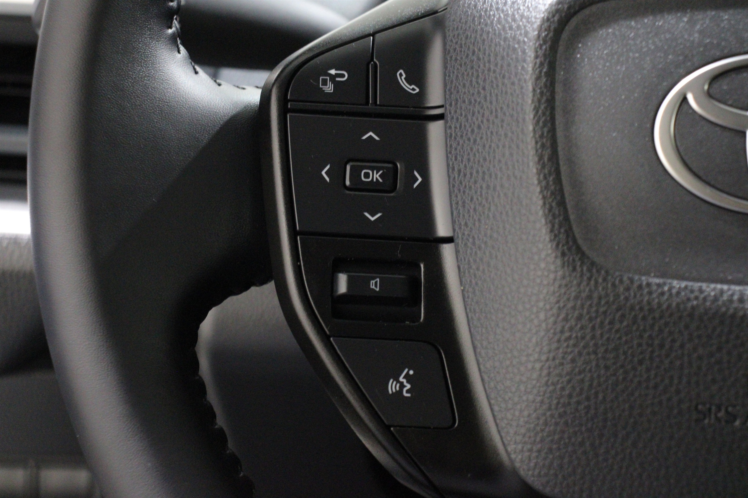 2024 Toyota Prius LE - Photo 9