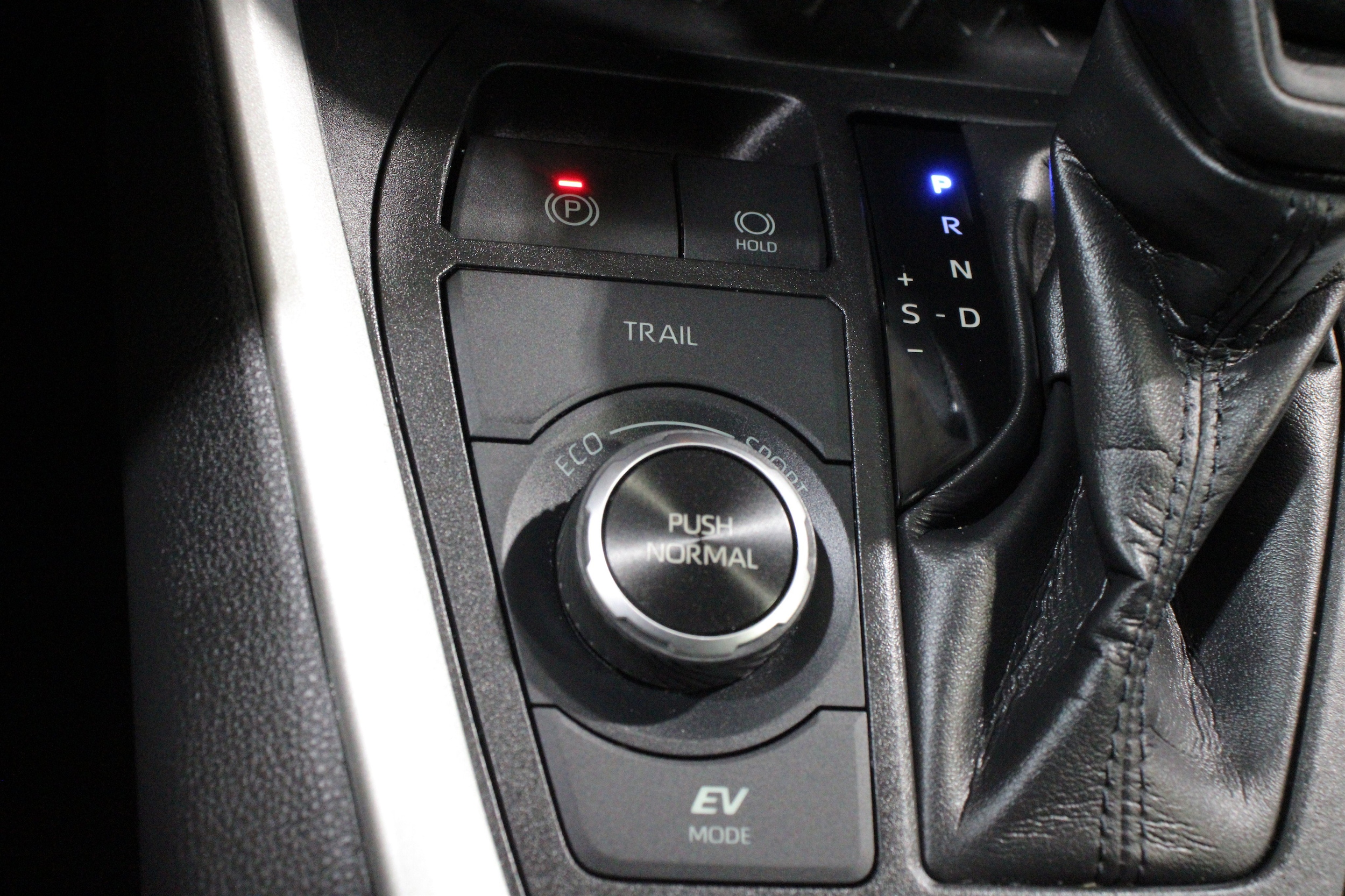 2021 Toyota RAV4 LE - Photo 20