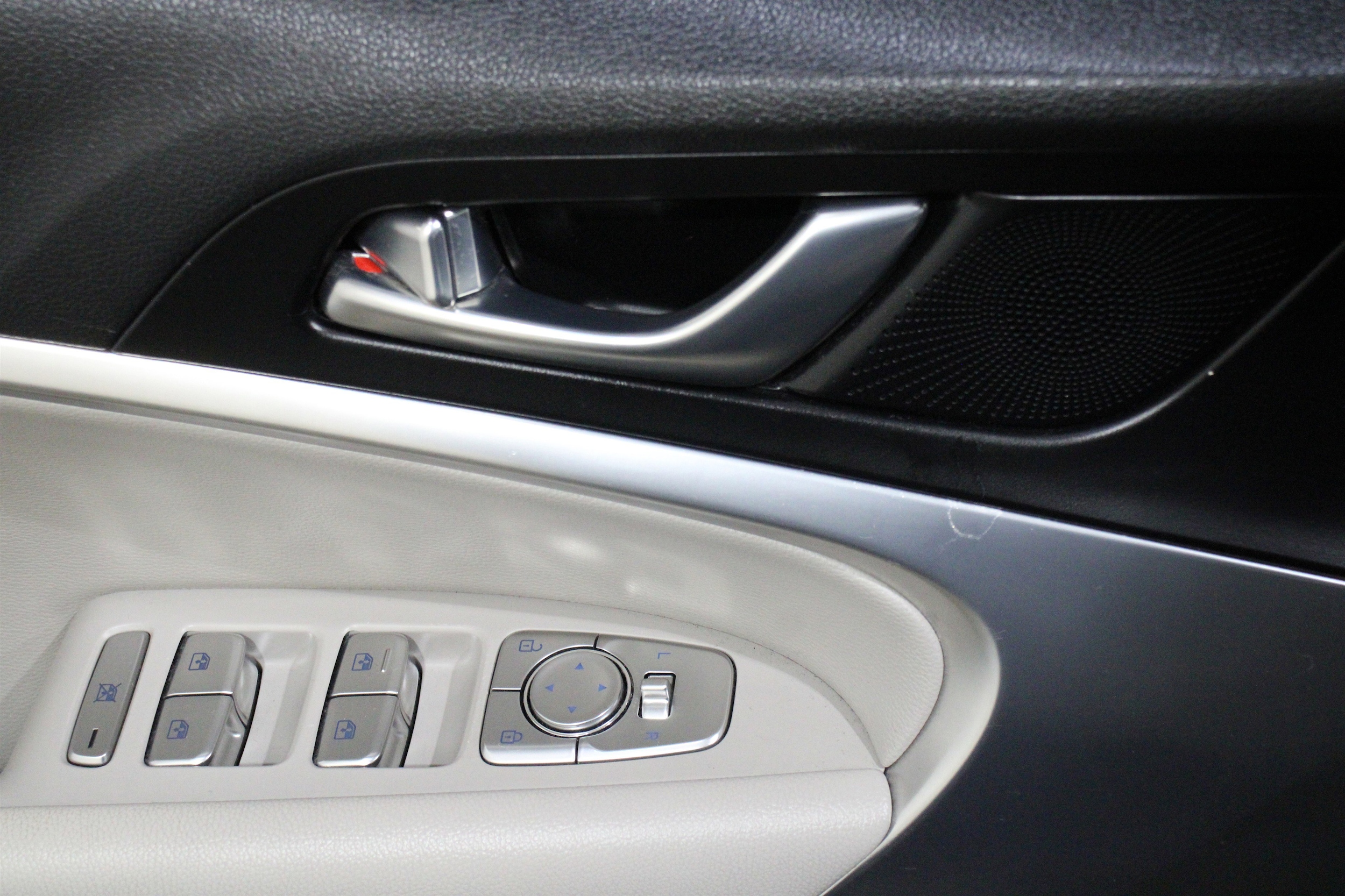 2022 GENESIS G70 Standard - Photo 7