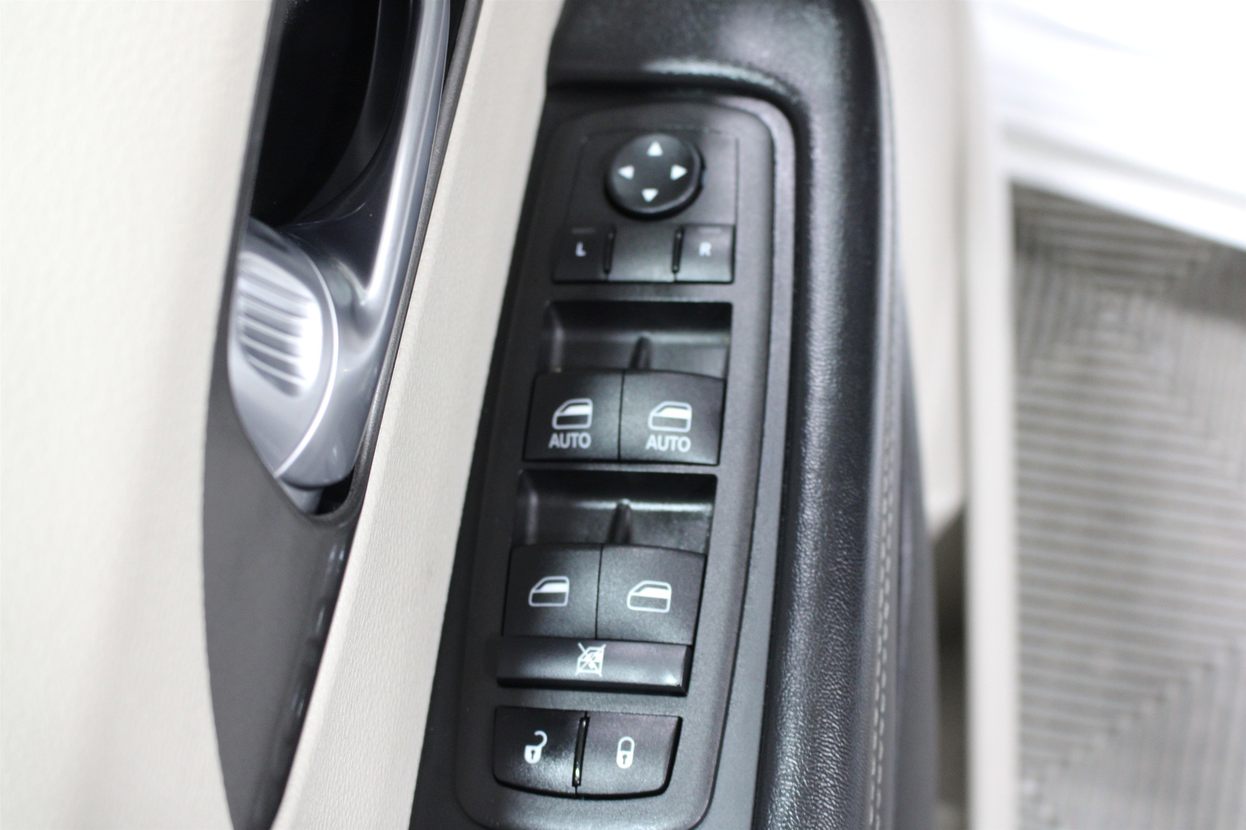 2024 Chrysler Pacifica Touring L - Photo 7