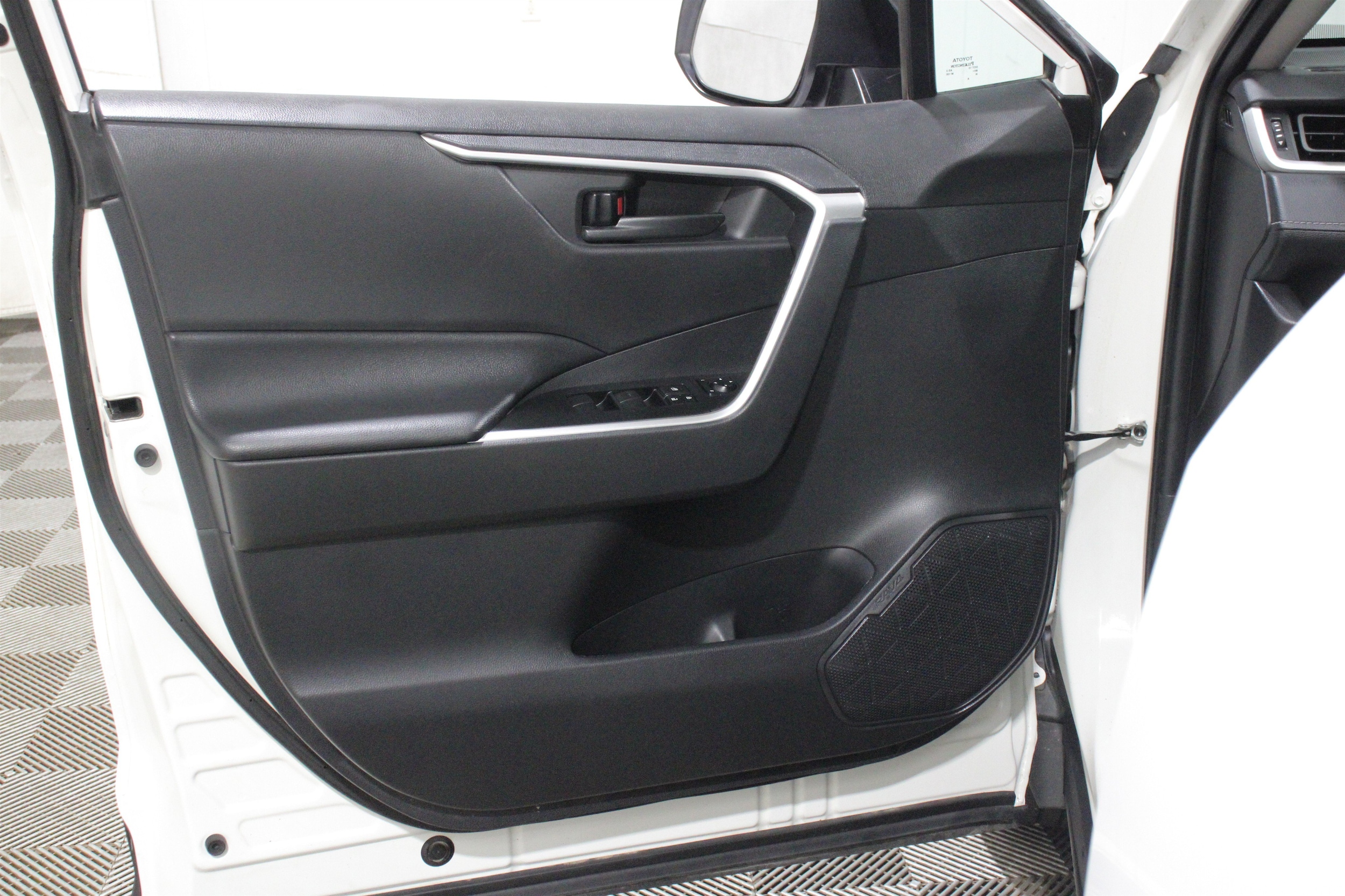 2022 Toyota RAV4 LE - Photo 6