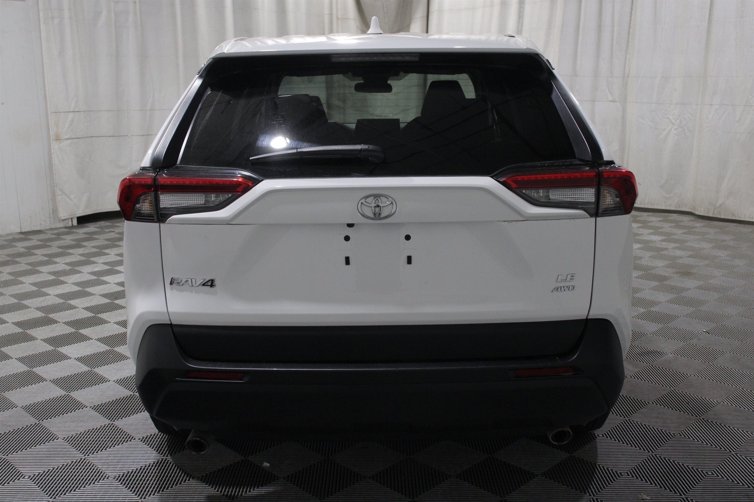 2022 Toyota RAV4 LE - Photo 32