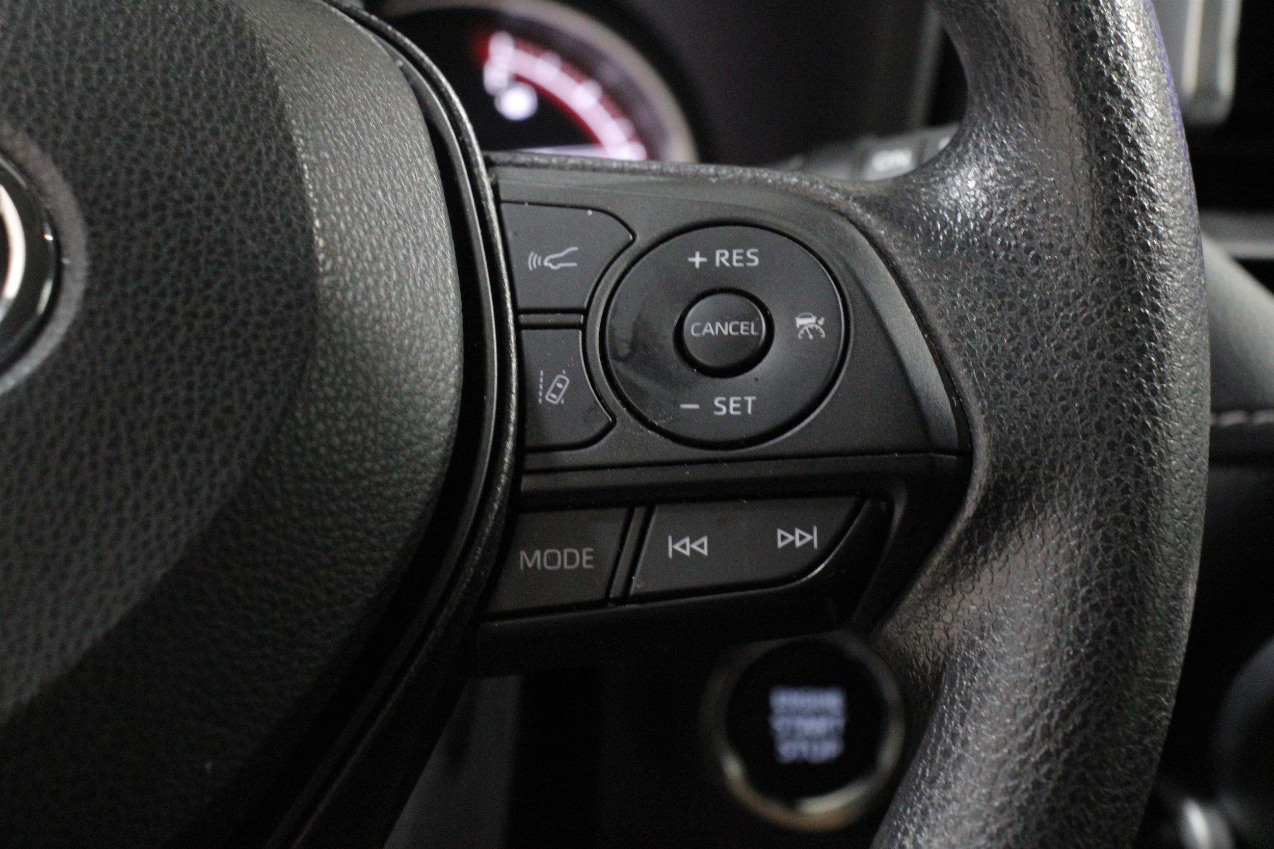 2025 Toyota RAV4 XLE - Photo 10