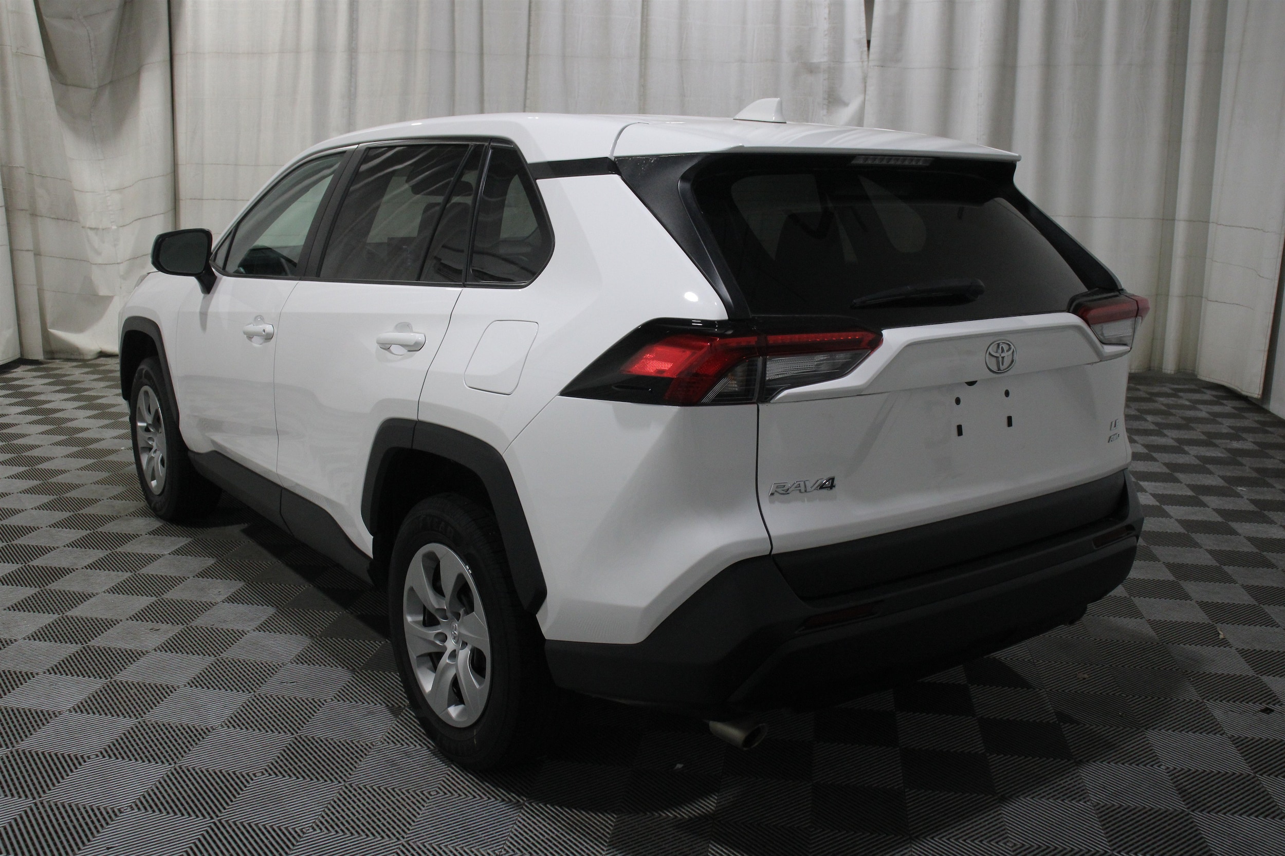 2022 Toyota RAV4 LE - Photo 33