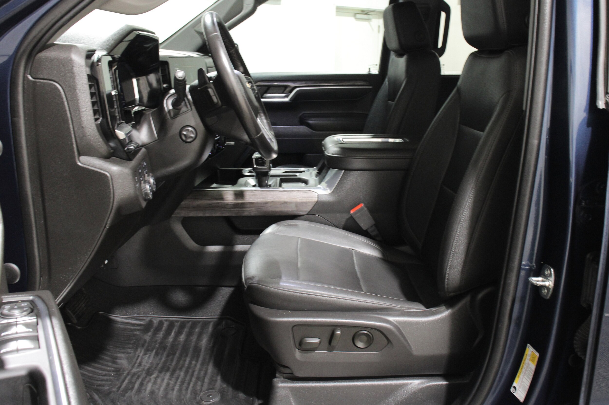 2022 Chevrolet Silverado 1500 LTZ photo 3