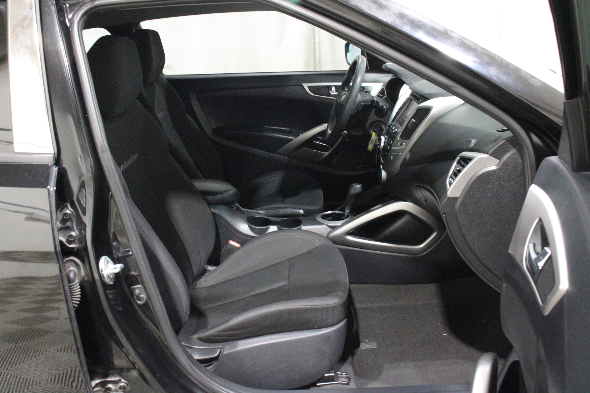 2016 Hyundai Veloster Base - Photo 24