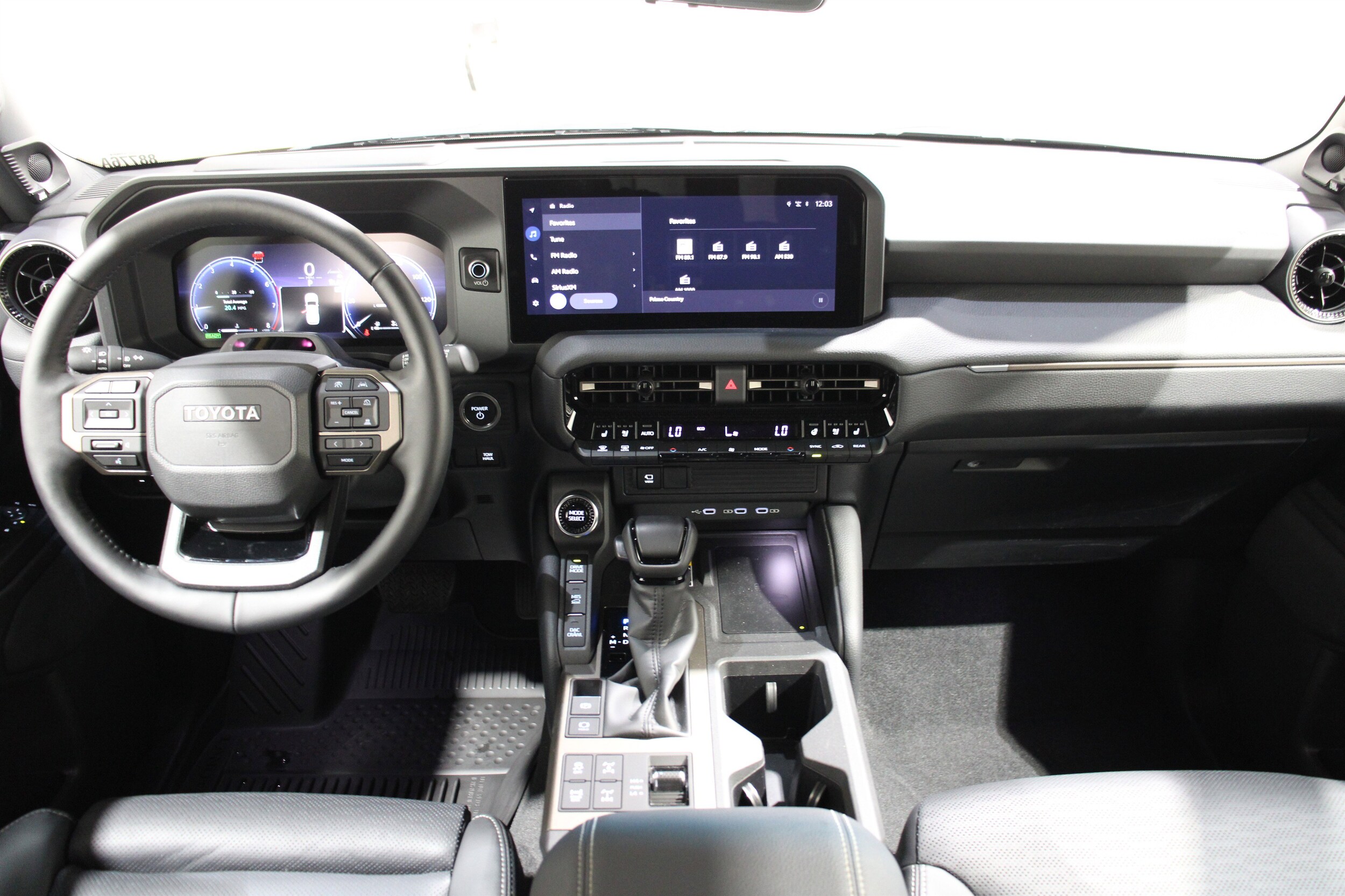 2025 Toyota Highlander Hybrid photo 2