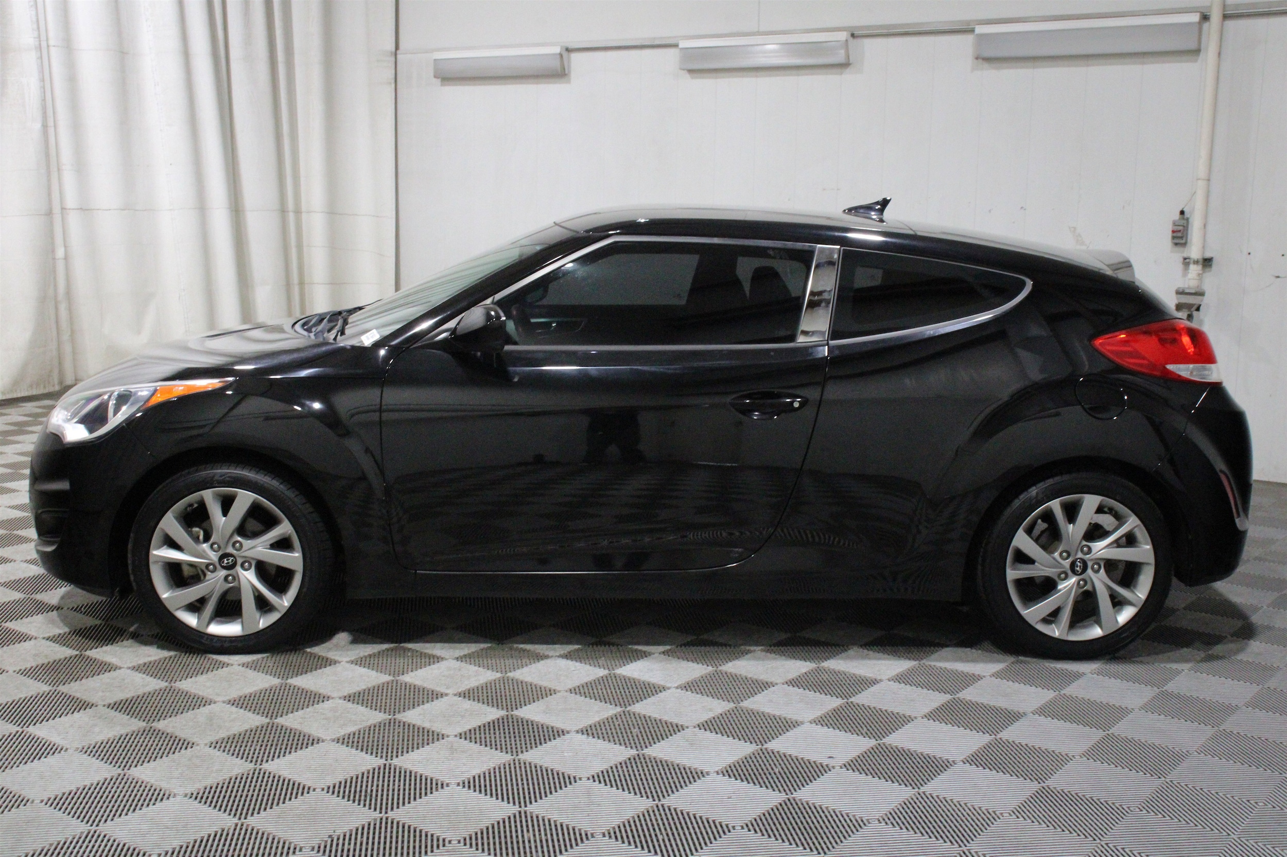 2016 Hyundai Veloster Base - Photo 32