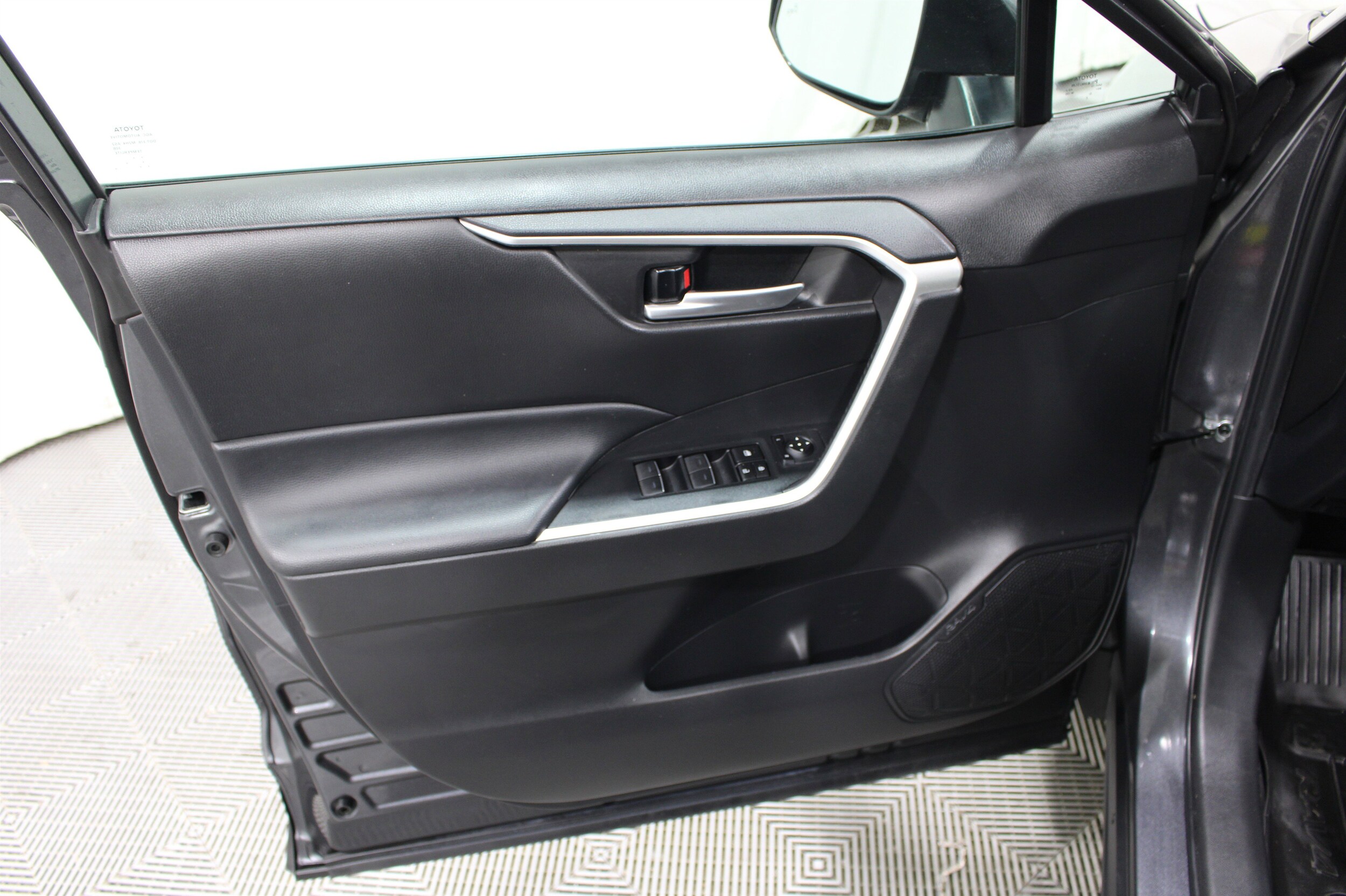 2023 Toyota RAV4 XLE - Photo 6