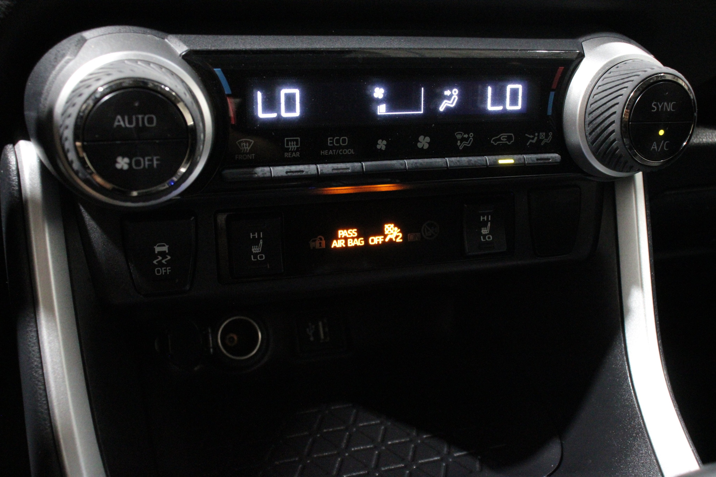 2025 Toyota RAV4 XLE - Photo 19