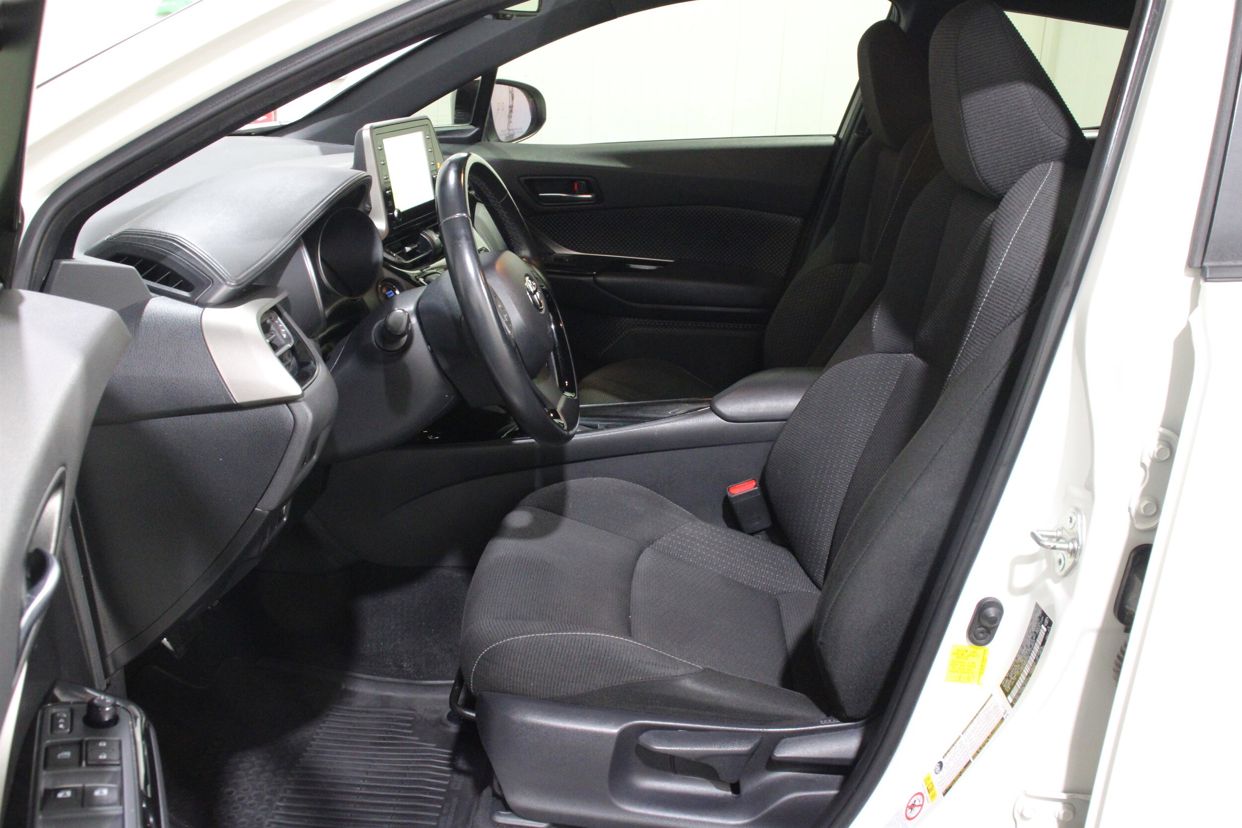 2019 Toyota C-HR XLE photo 3