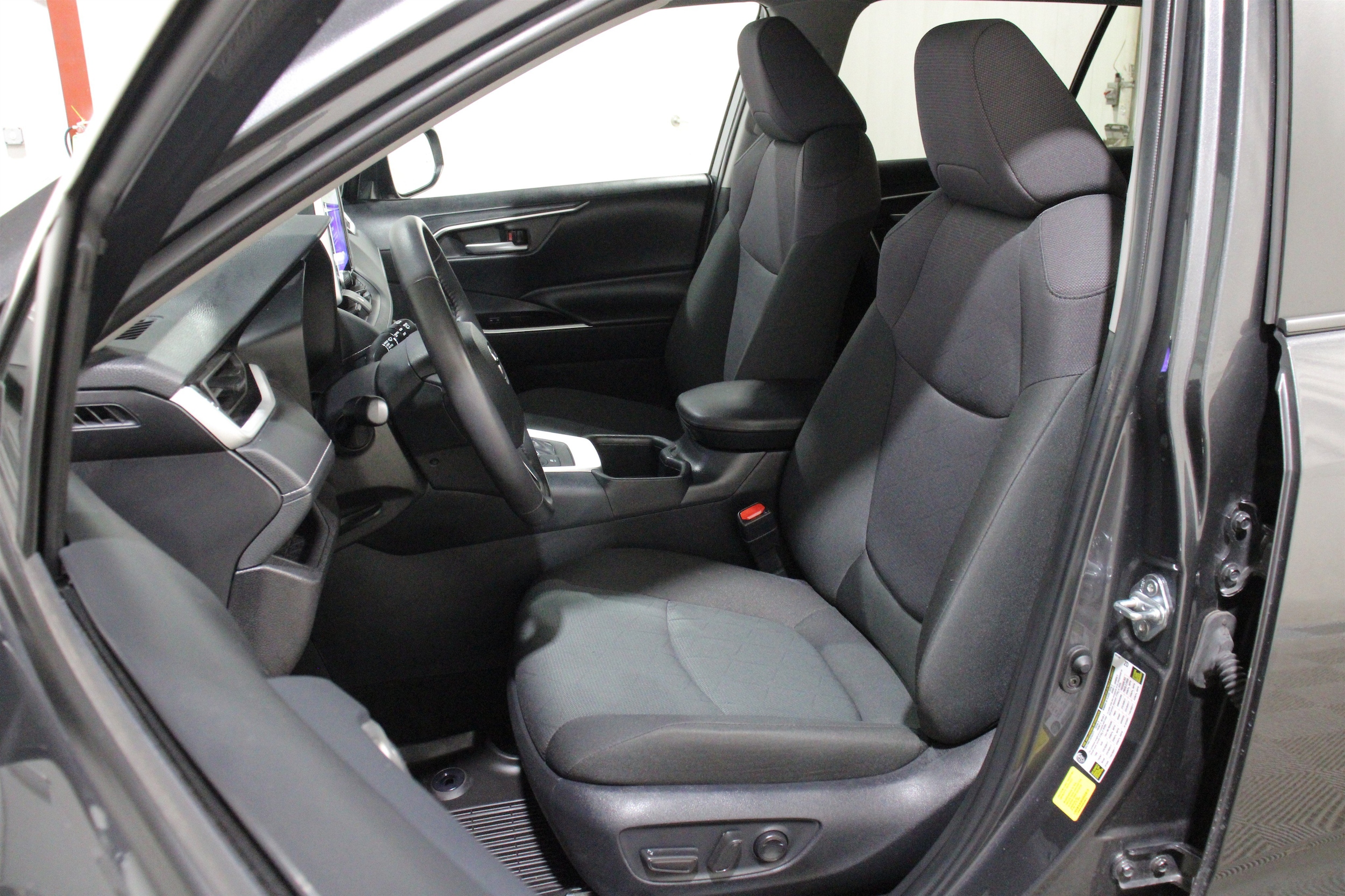 2025 Toyota RAV4 XLE - Photo 5