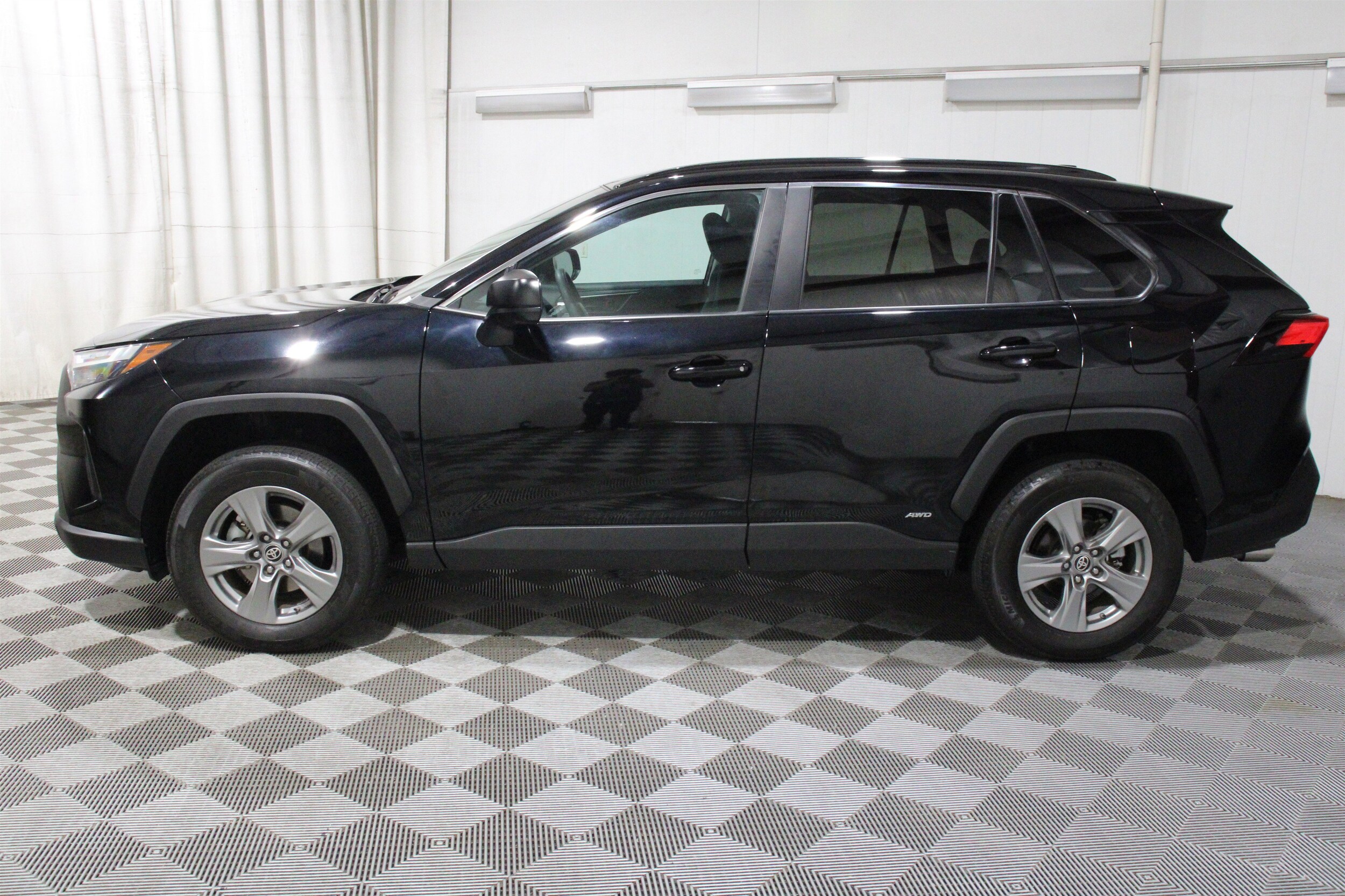 2024 Toyota RAV4 LE - Photo 32