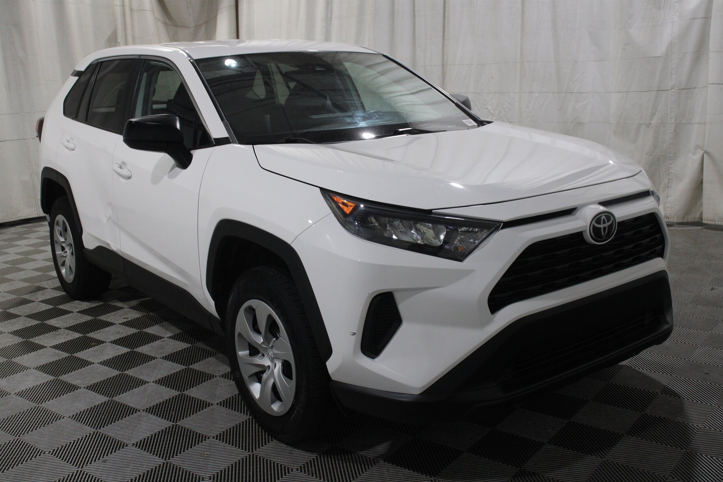 2022 Toyota RAV4 LE - Photo 29