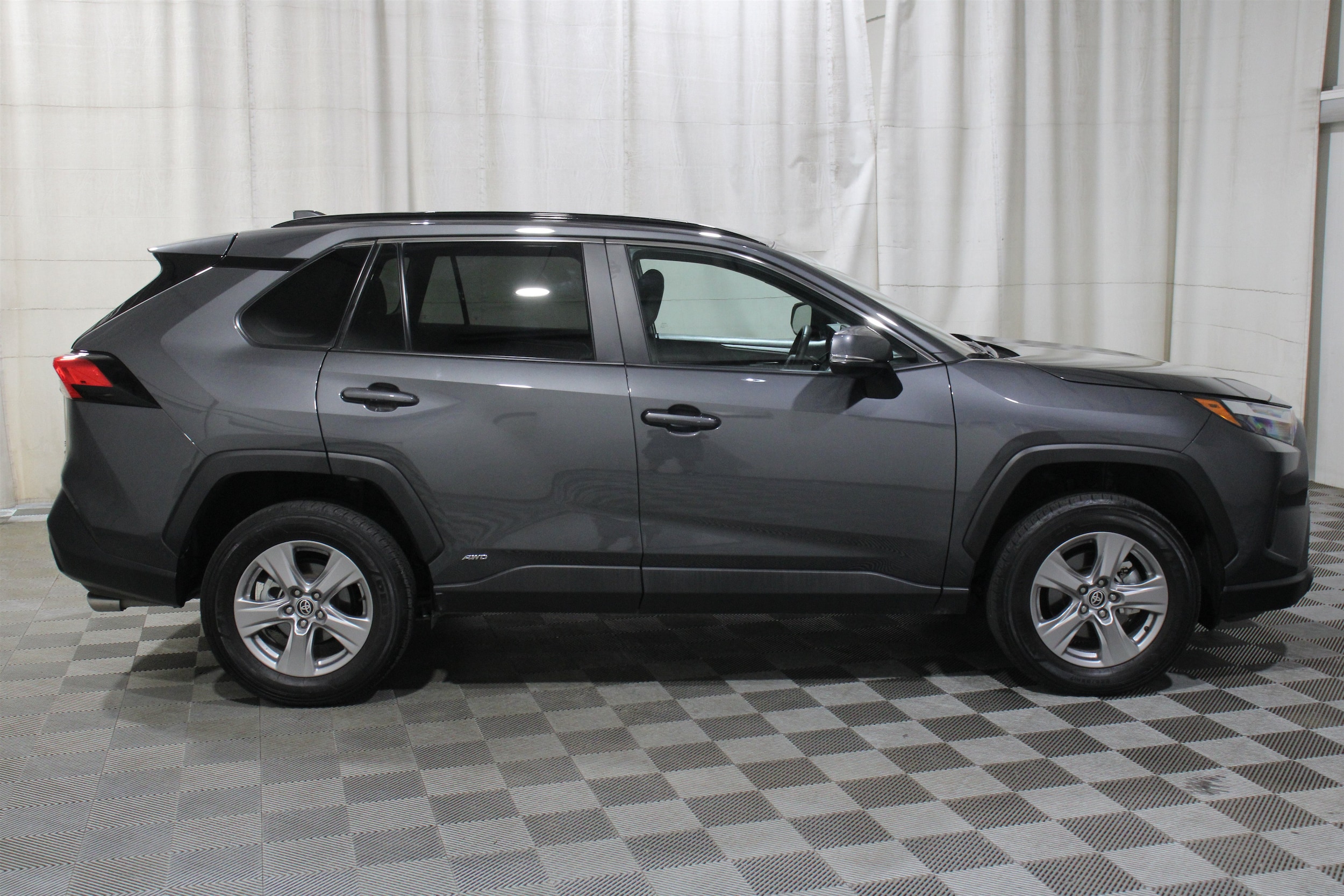 2025 Toyota RAV4 XLE - Photo 32