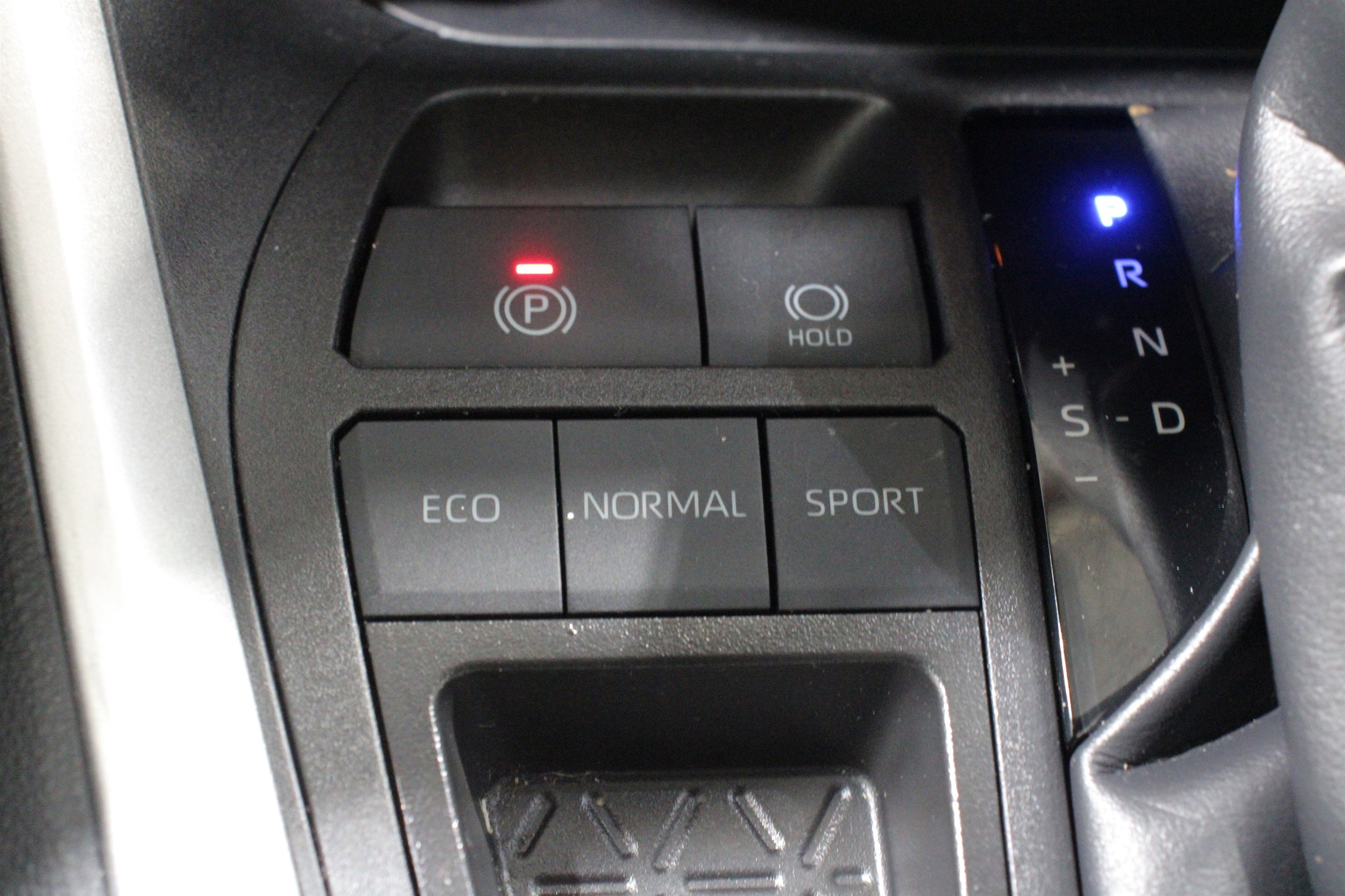 2025 Toyota RAV4 XLE - Photo 21