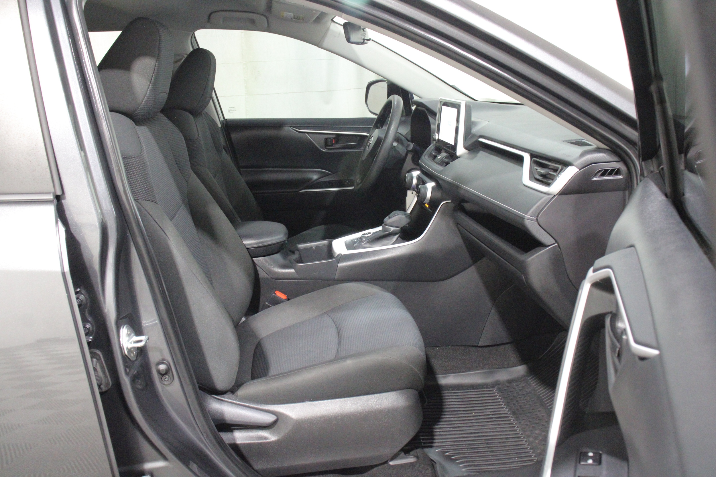 2024 Toyota RAV4 LE - Photo 26