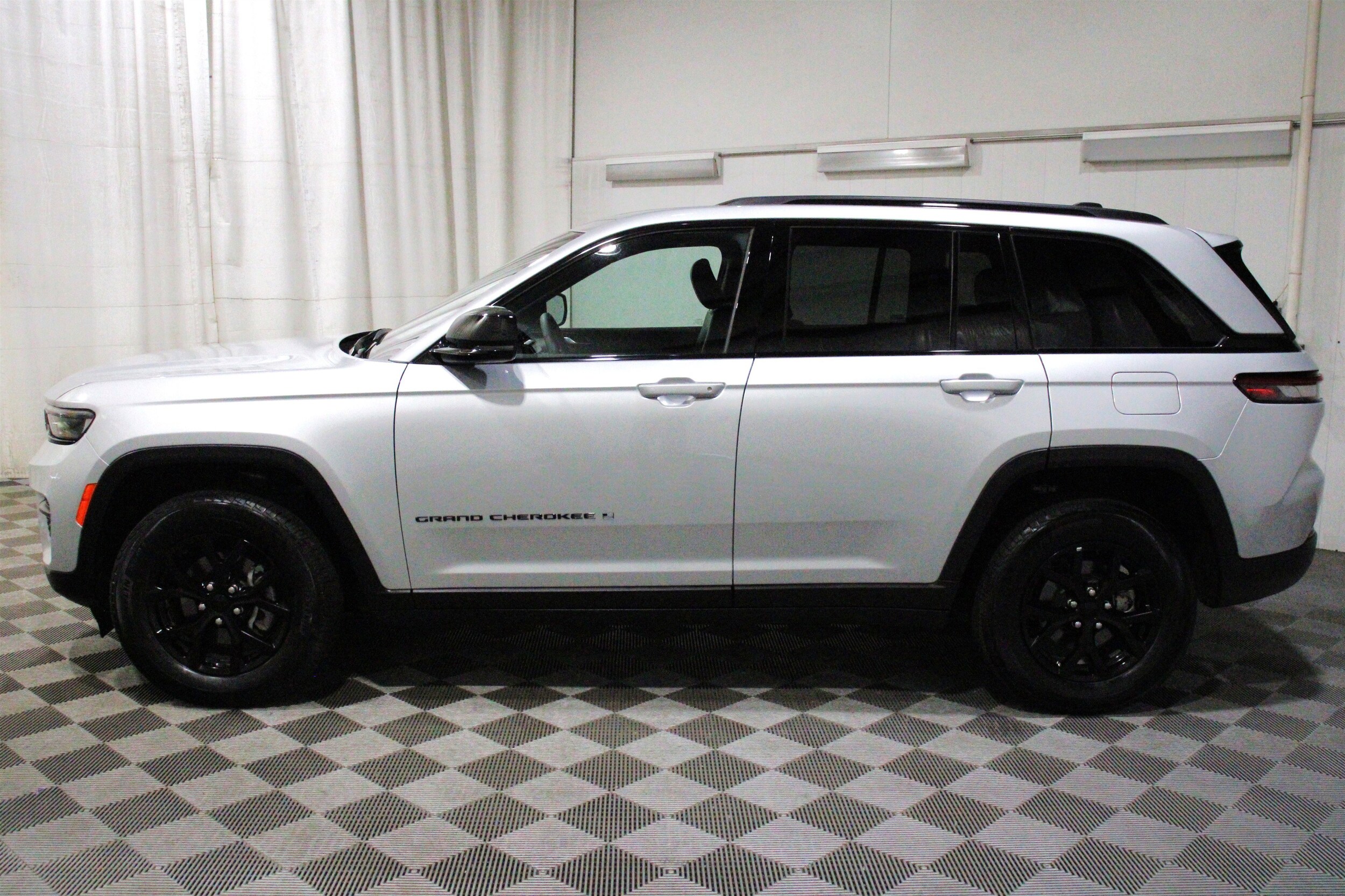 2025 Jeep Grand Cherokee Altitude - Photo 36