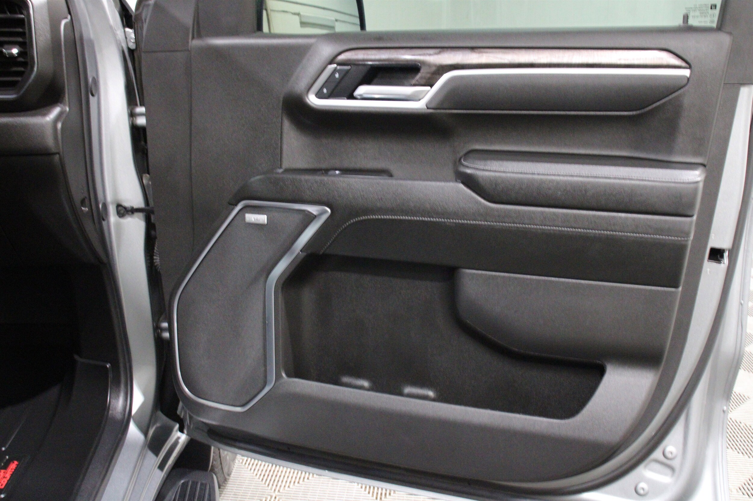 2025 Chevrolet Silverado 1500 LTZ - Photo 29