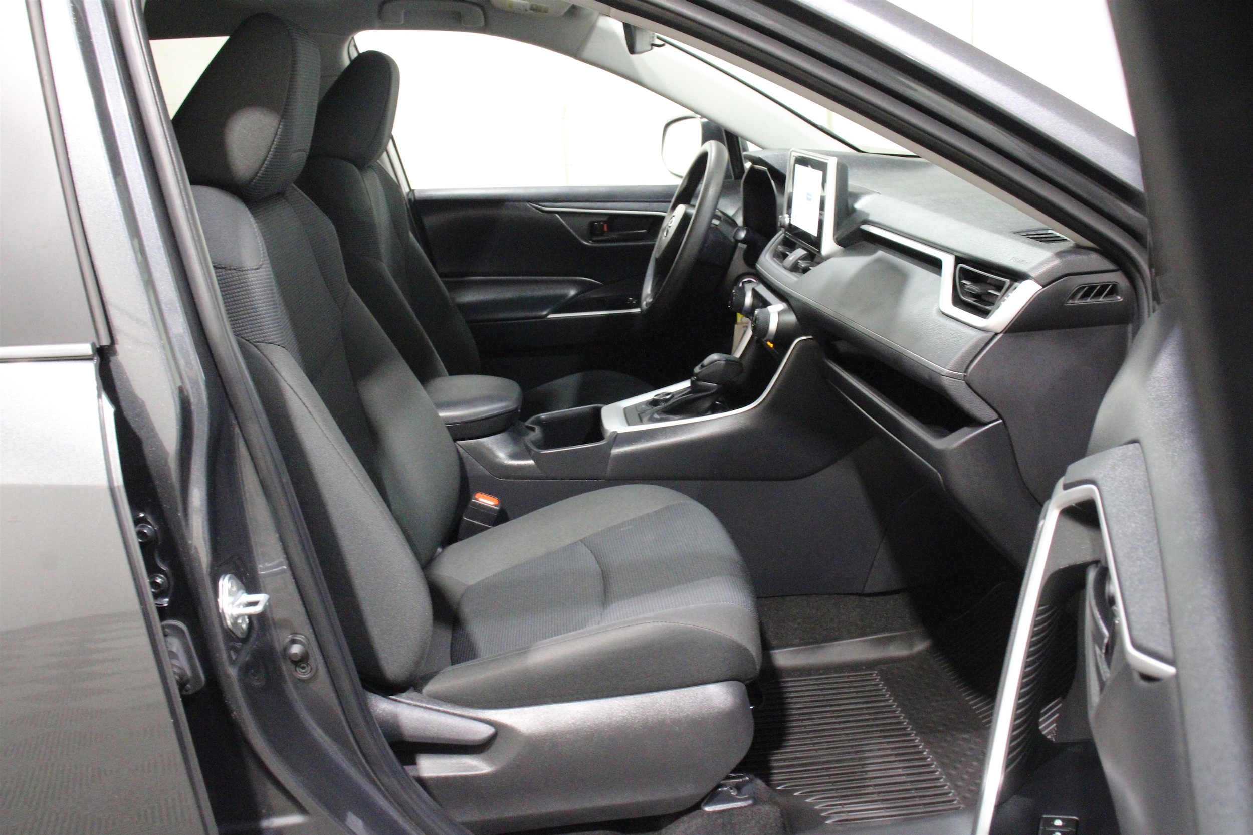 2024 Toyota RAV4 LE - Photo 26