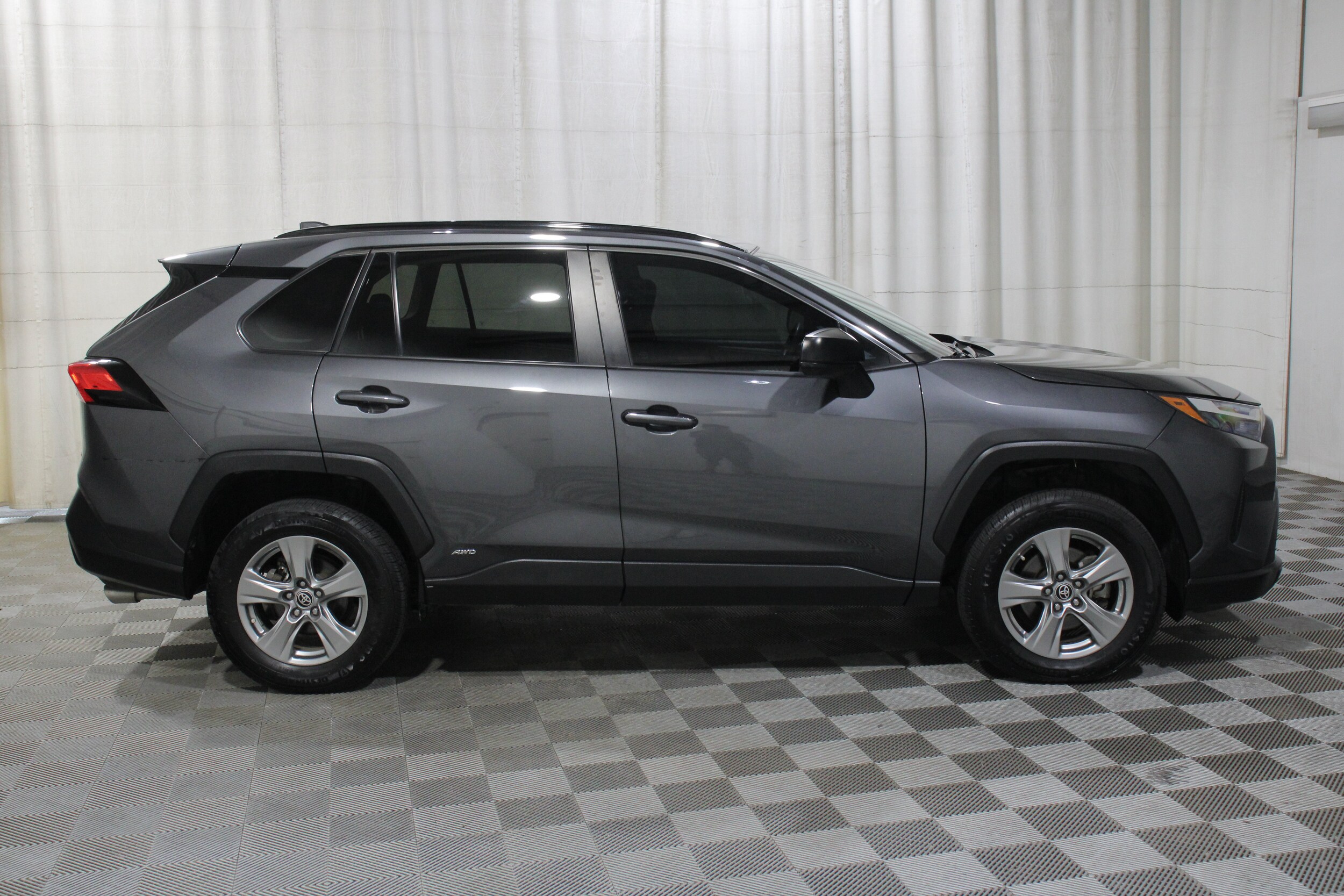 2024 Toyota RAV4 LE - Photo 30