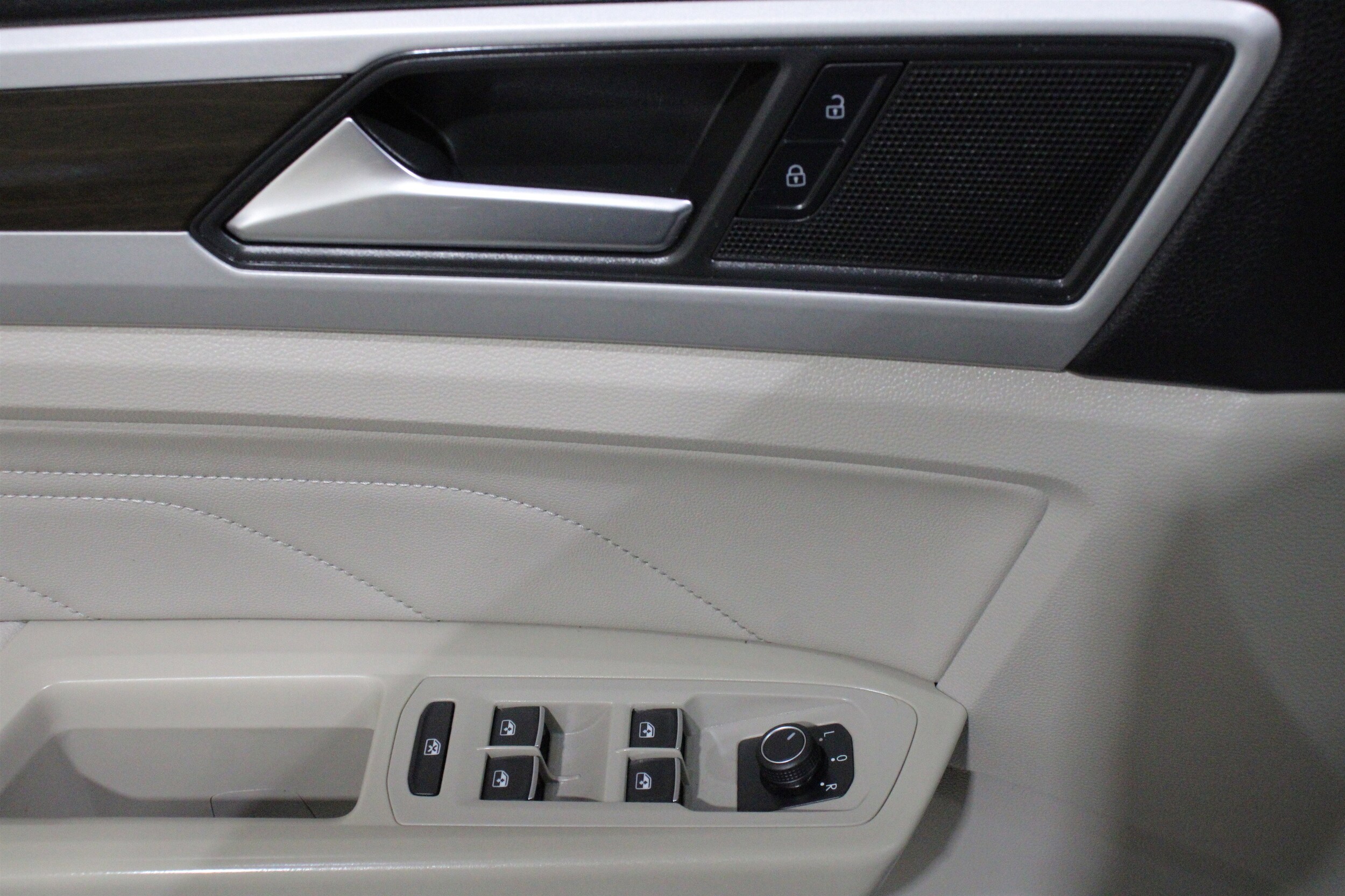 2021 Volkswagen Atlas SE w/Tech - Photo 7