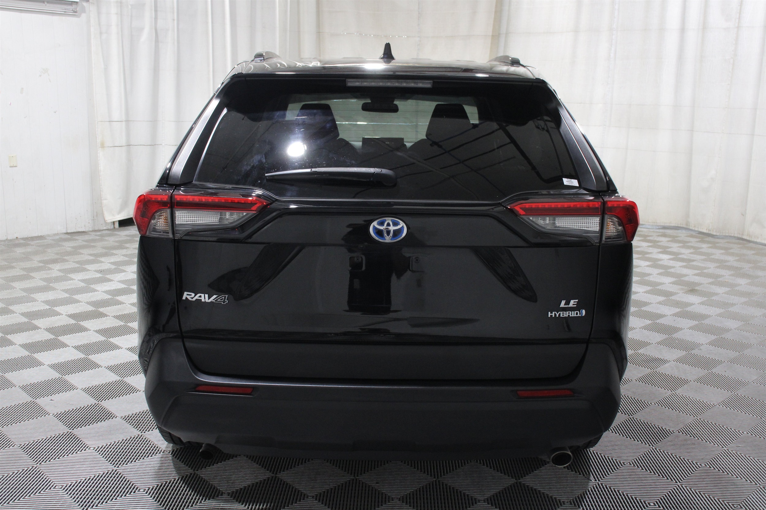2021 Toyota RAV4 LE - Photo 32