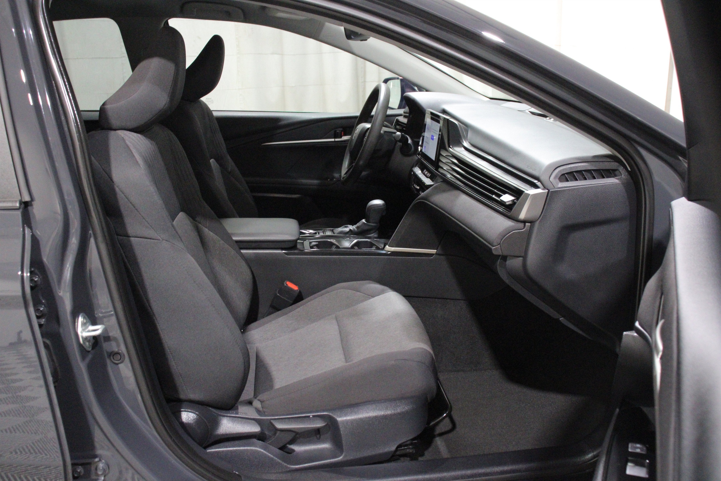 2025 Toyota Camry LE - Photo 27