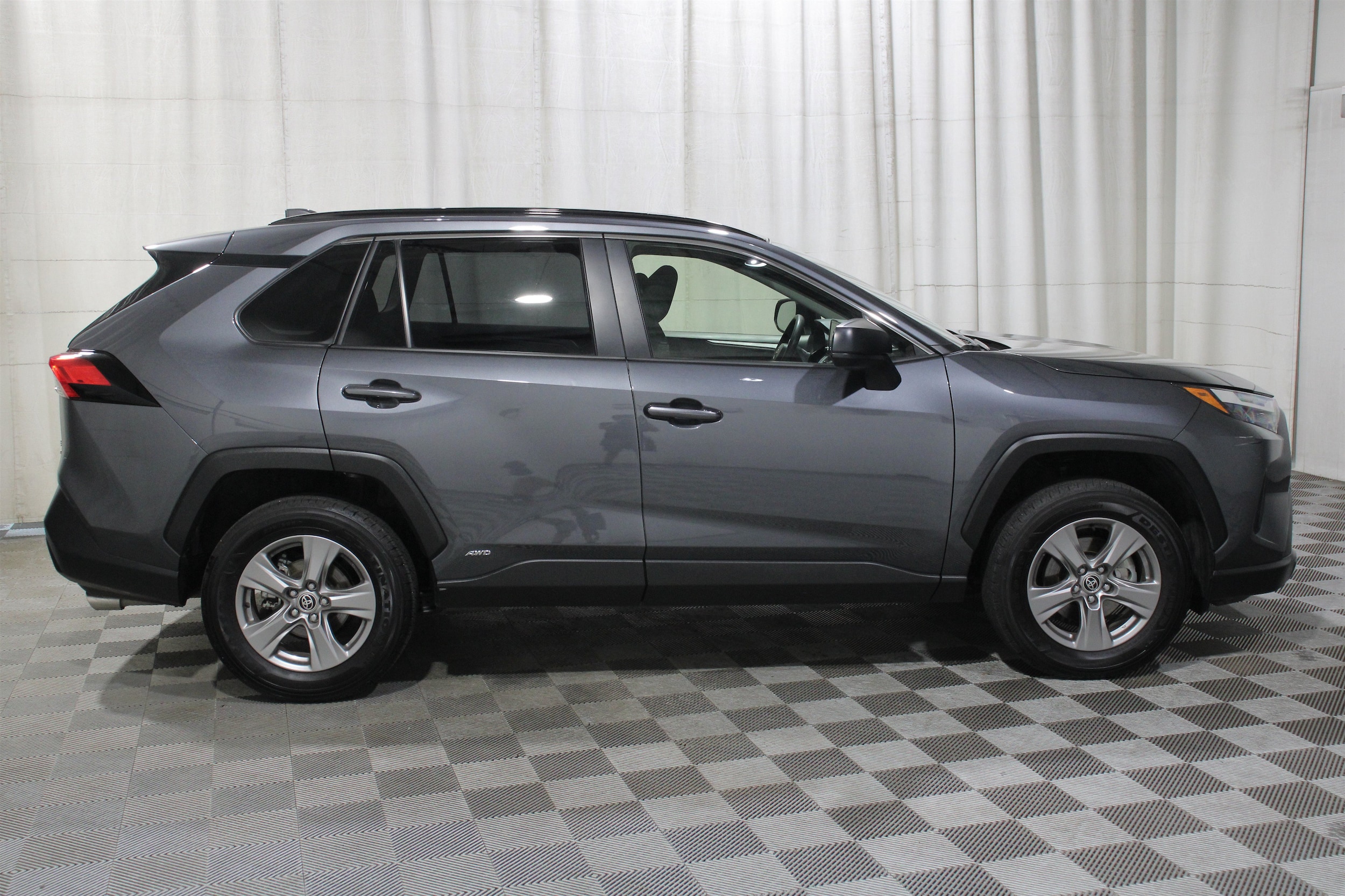2025 Toyota RAV4 LE - Photo 31