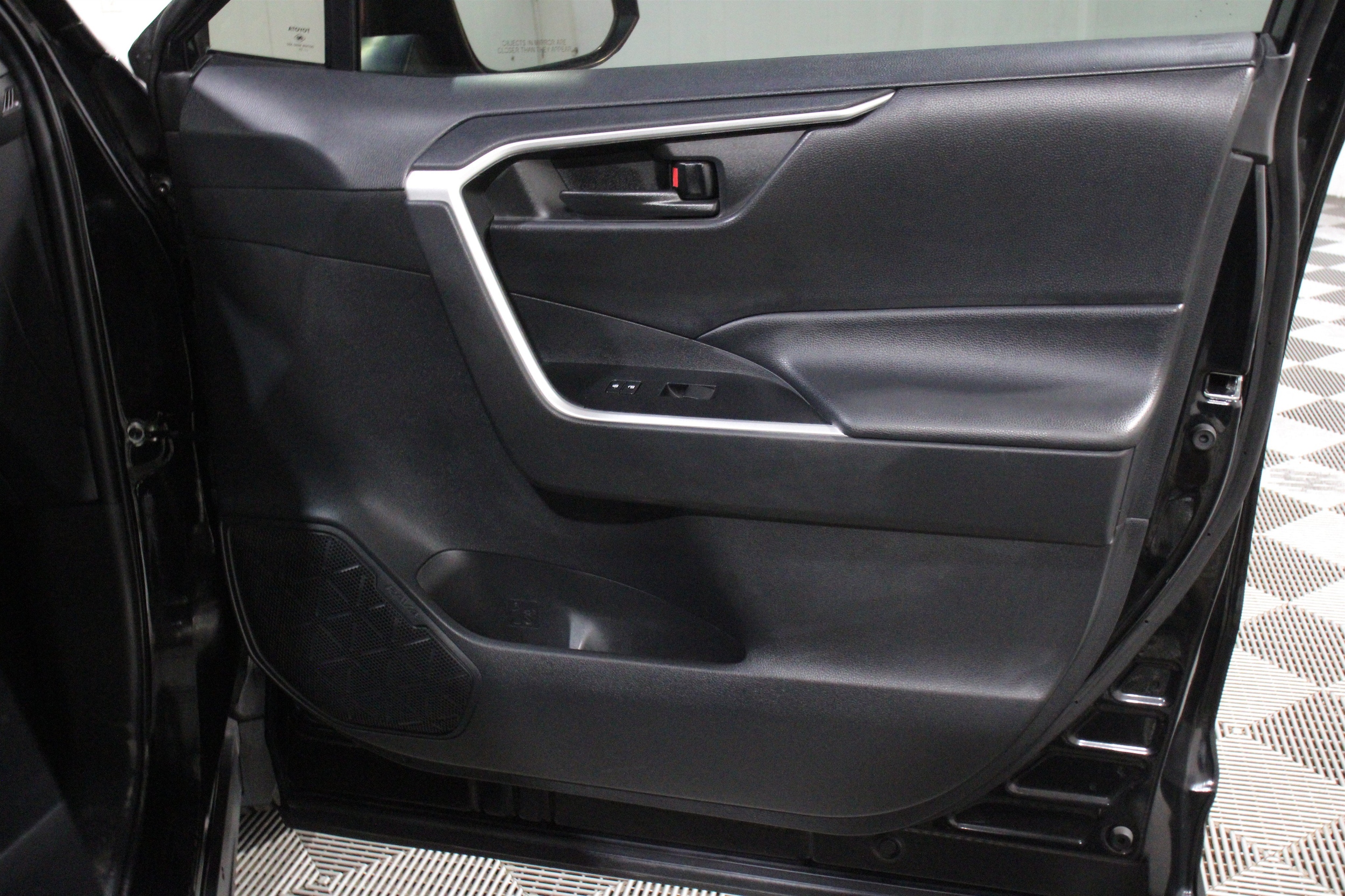 2021 Toyota RAV4 LE - Photo 27