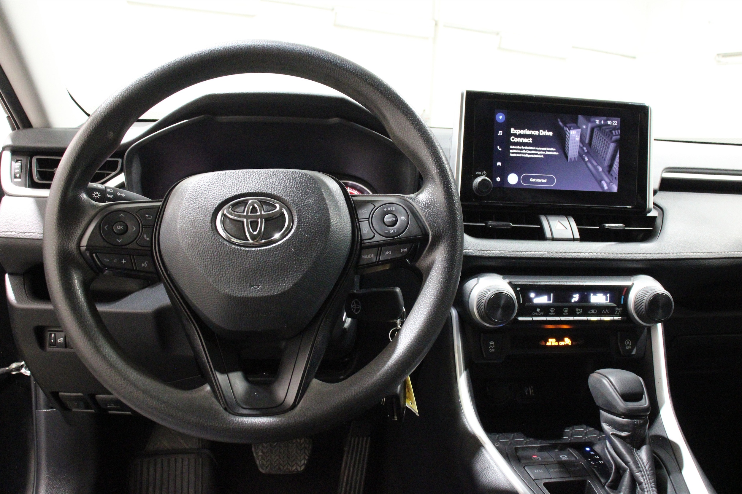 2024 Toyota RAV4 LE - Photo 8