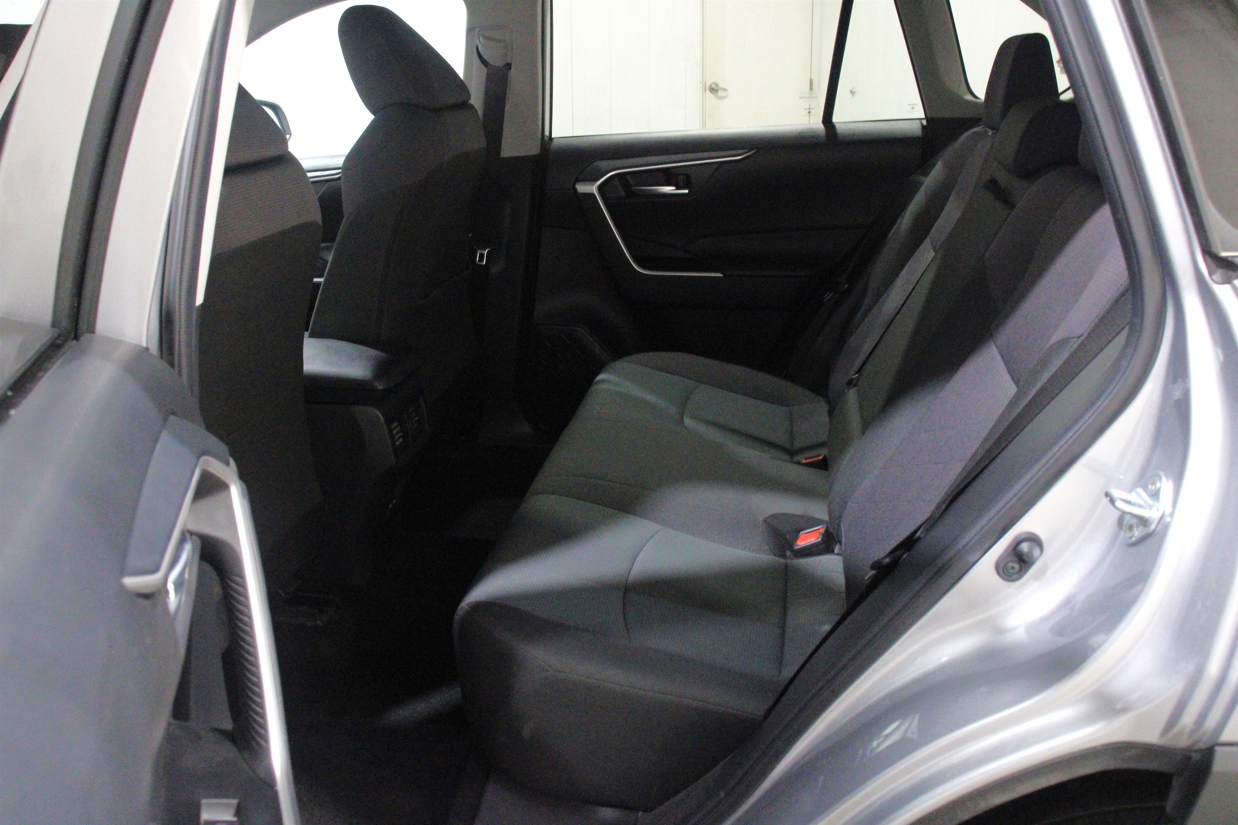 2025 Toyota RAV4 XLE - Photo 24