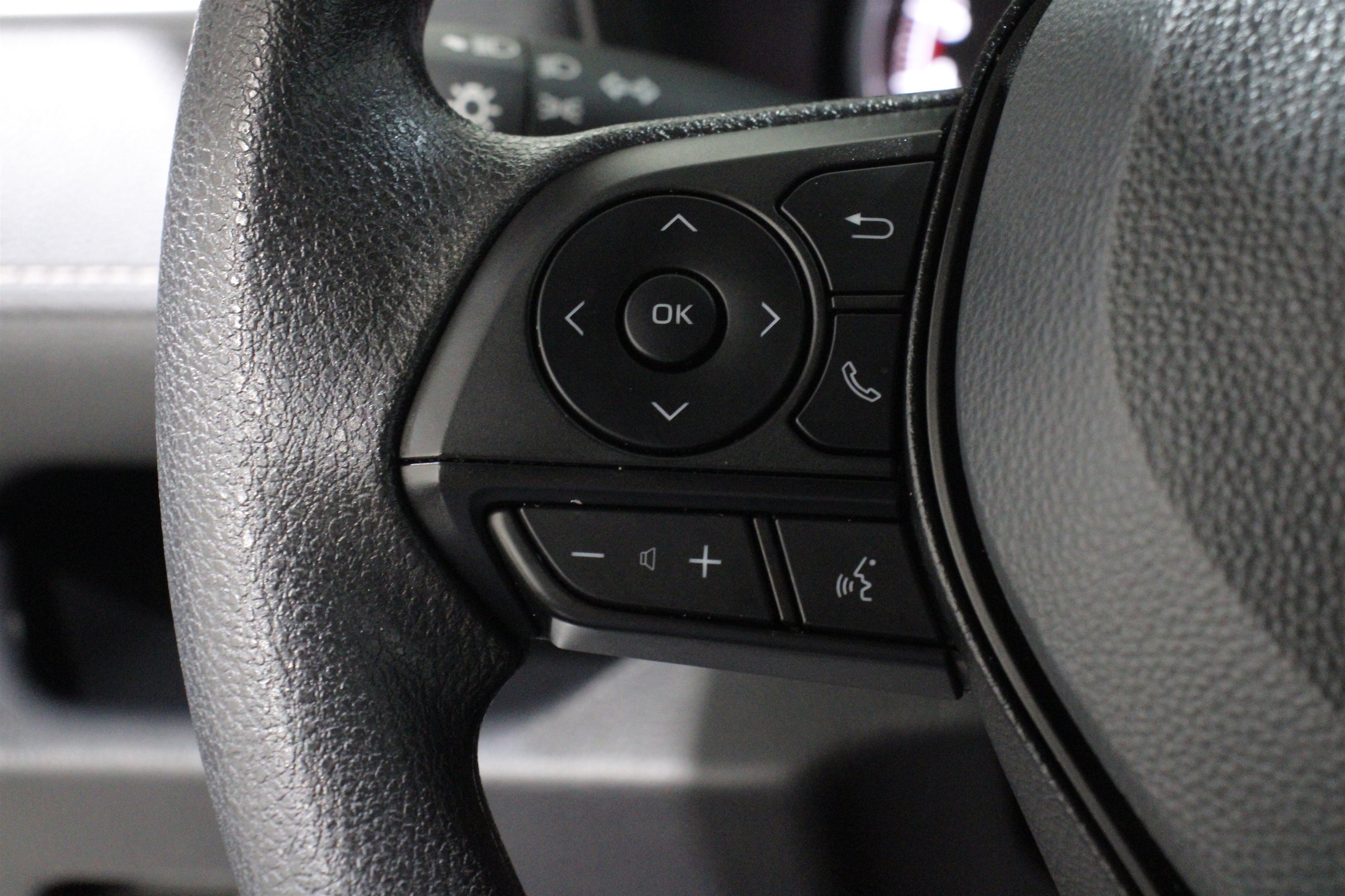 2025 Toyota RAV4 LE - Photo 9