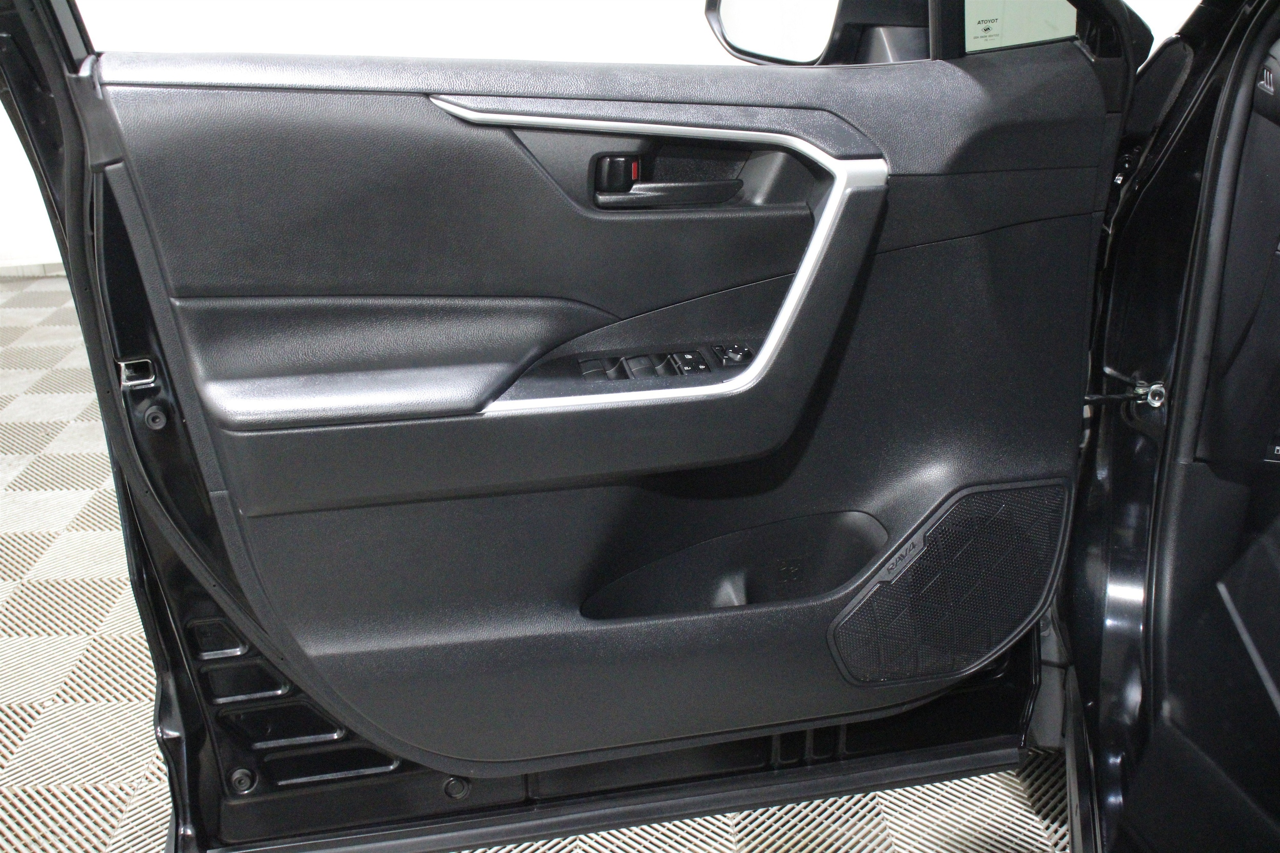 2021 Toyota RAV4 LE - Photo 6