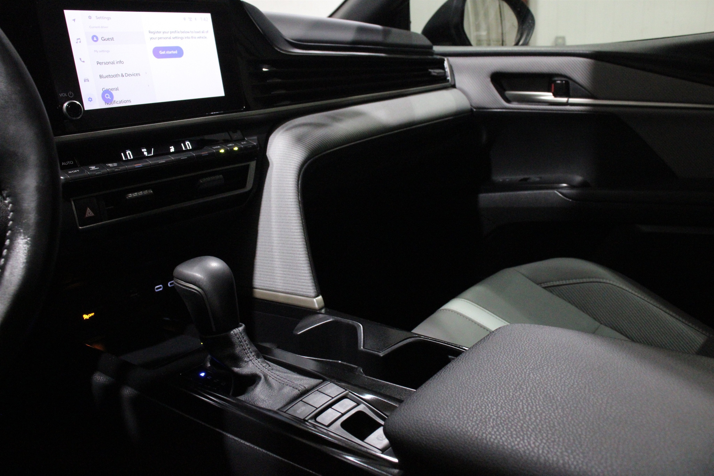 2025 Toyota Camry SE - Photo 19