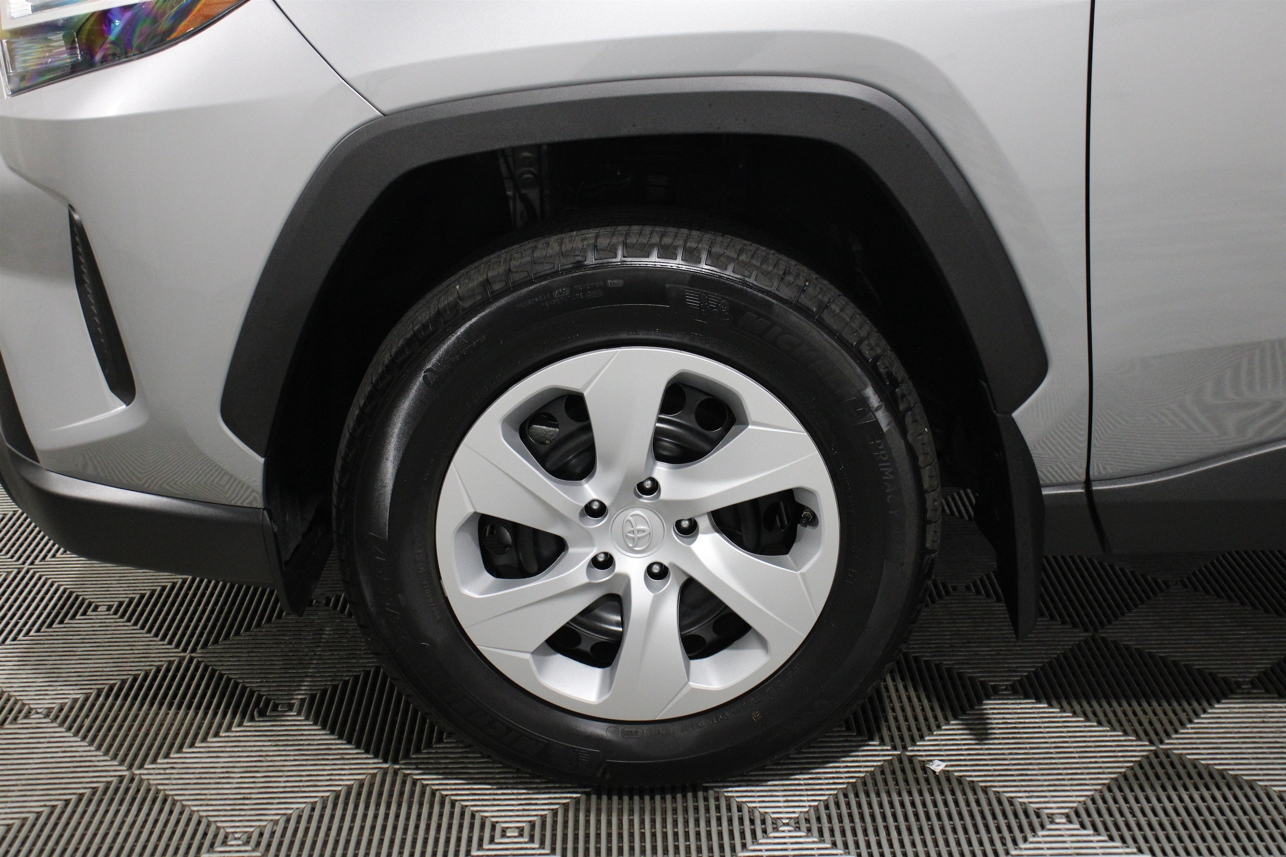2025 Toyota RAV4 LE - Photo 38