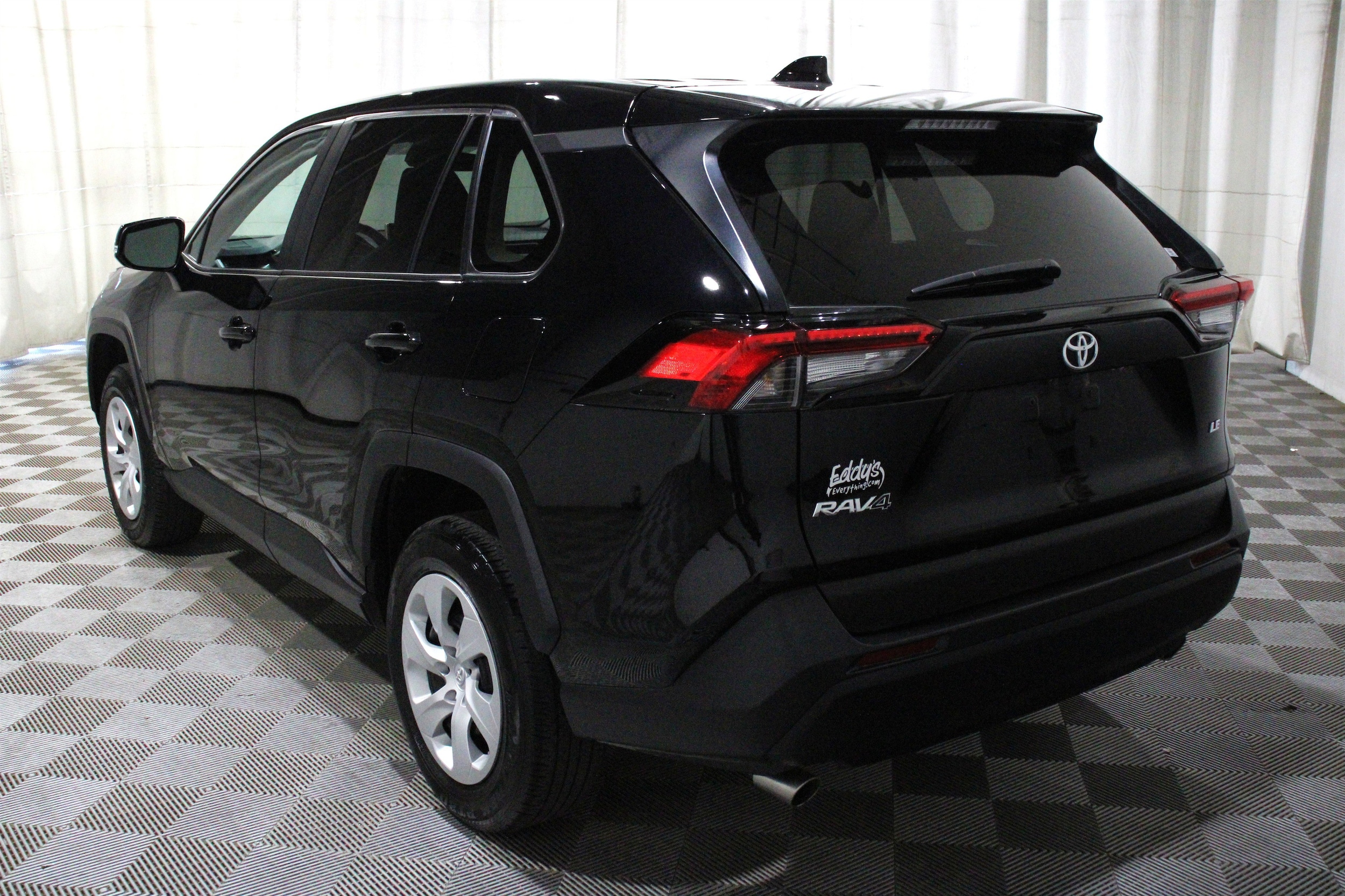2024 Toyota RAV4 LE - Photo 32