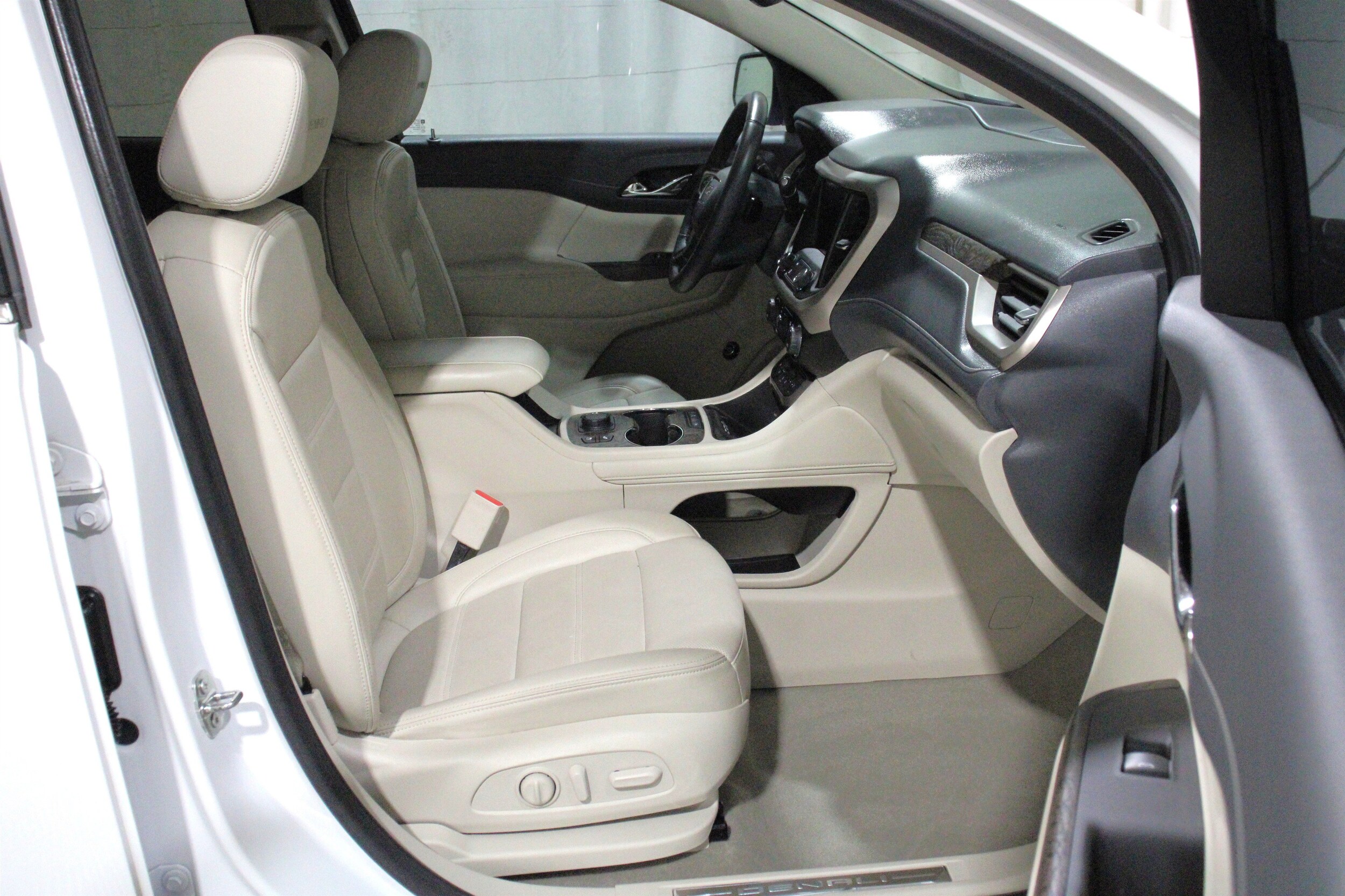 2023 GMC Acadia Denali - Photo 30