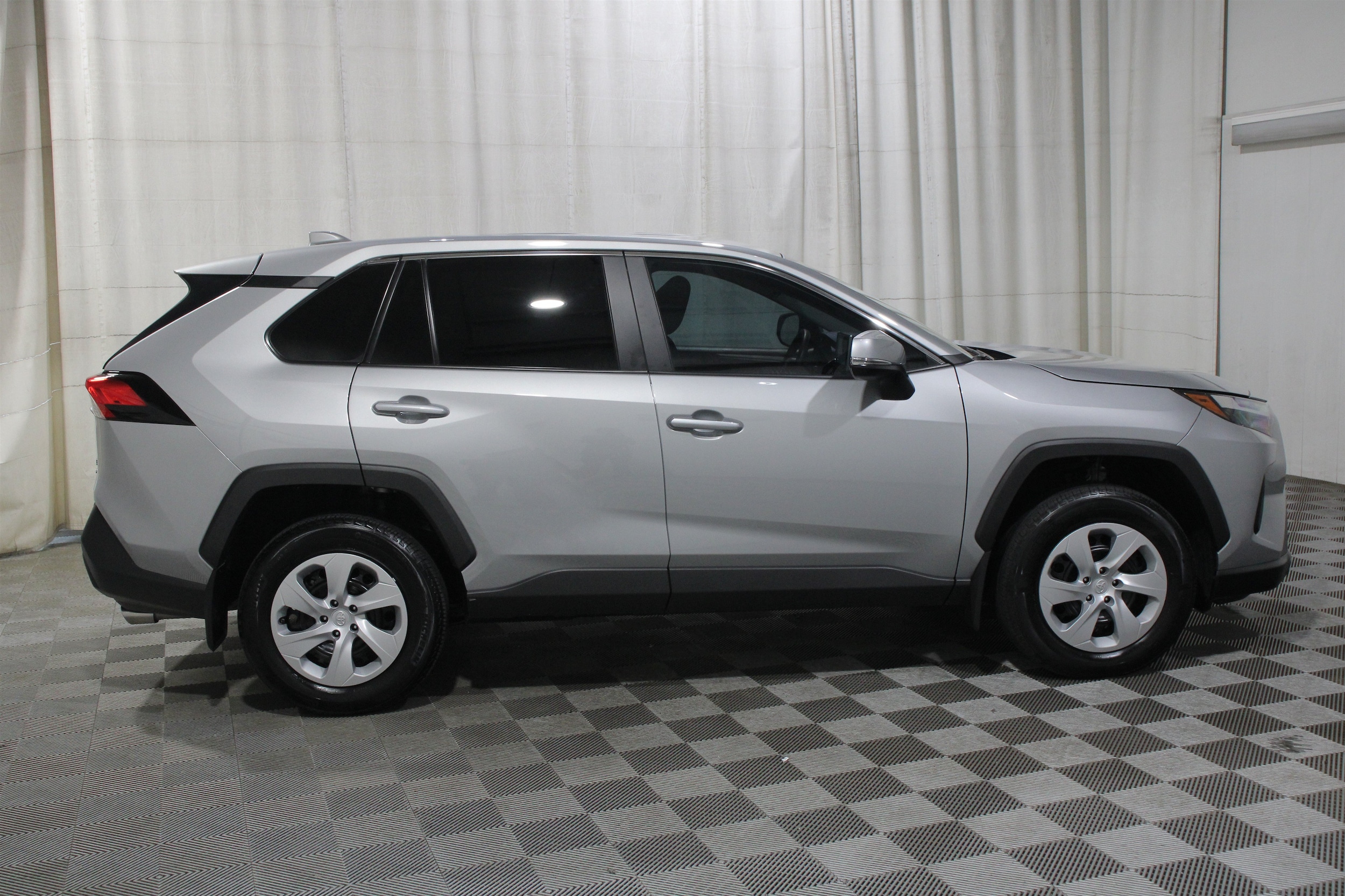 2025 Toyota RAV4 LE - Photo 31