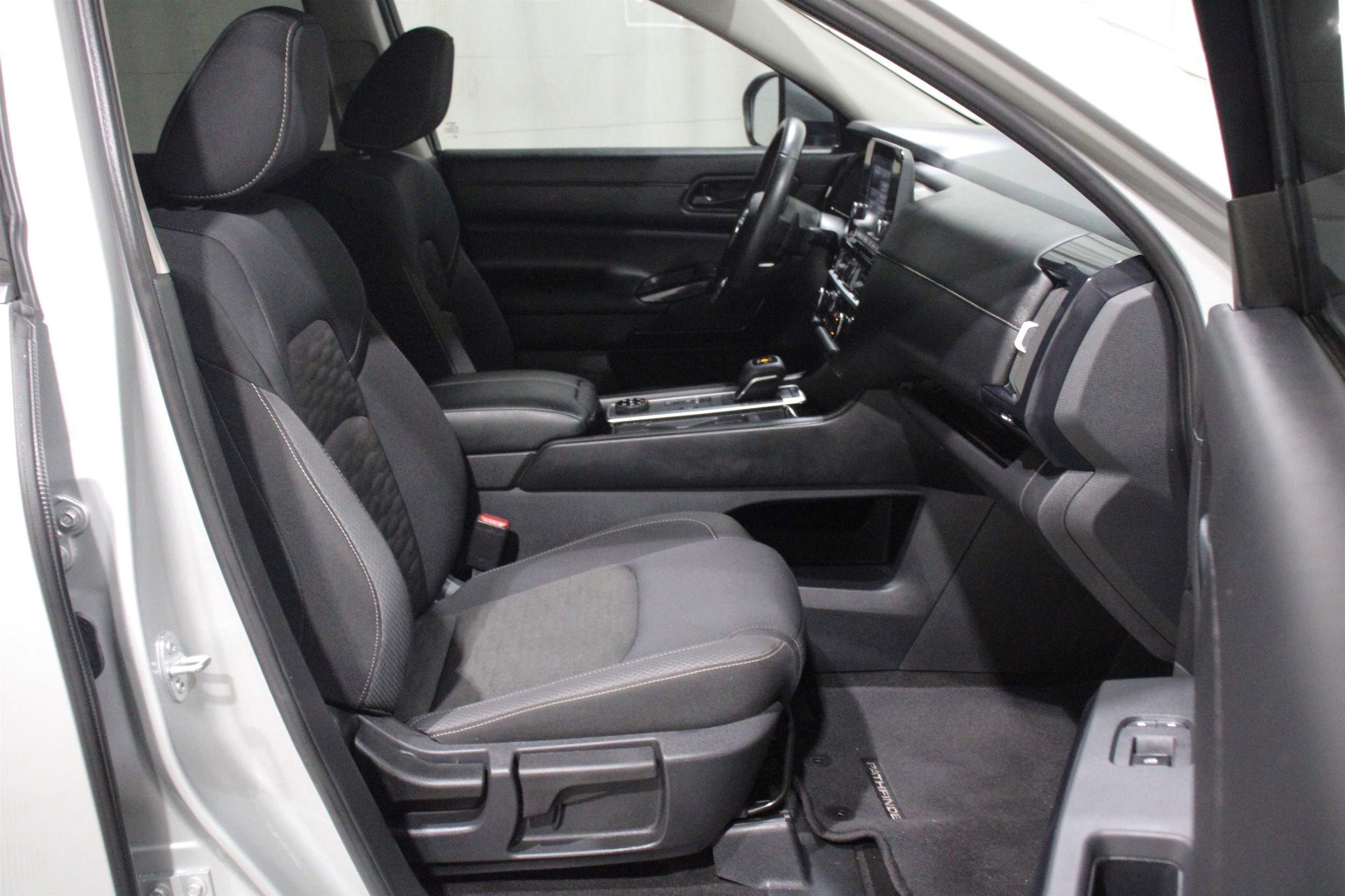 2025 Nissan Pathfinder SV - Photo 29