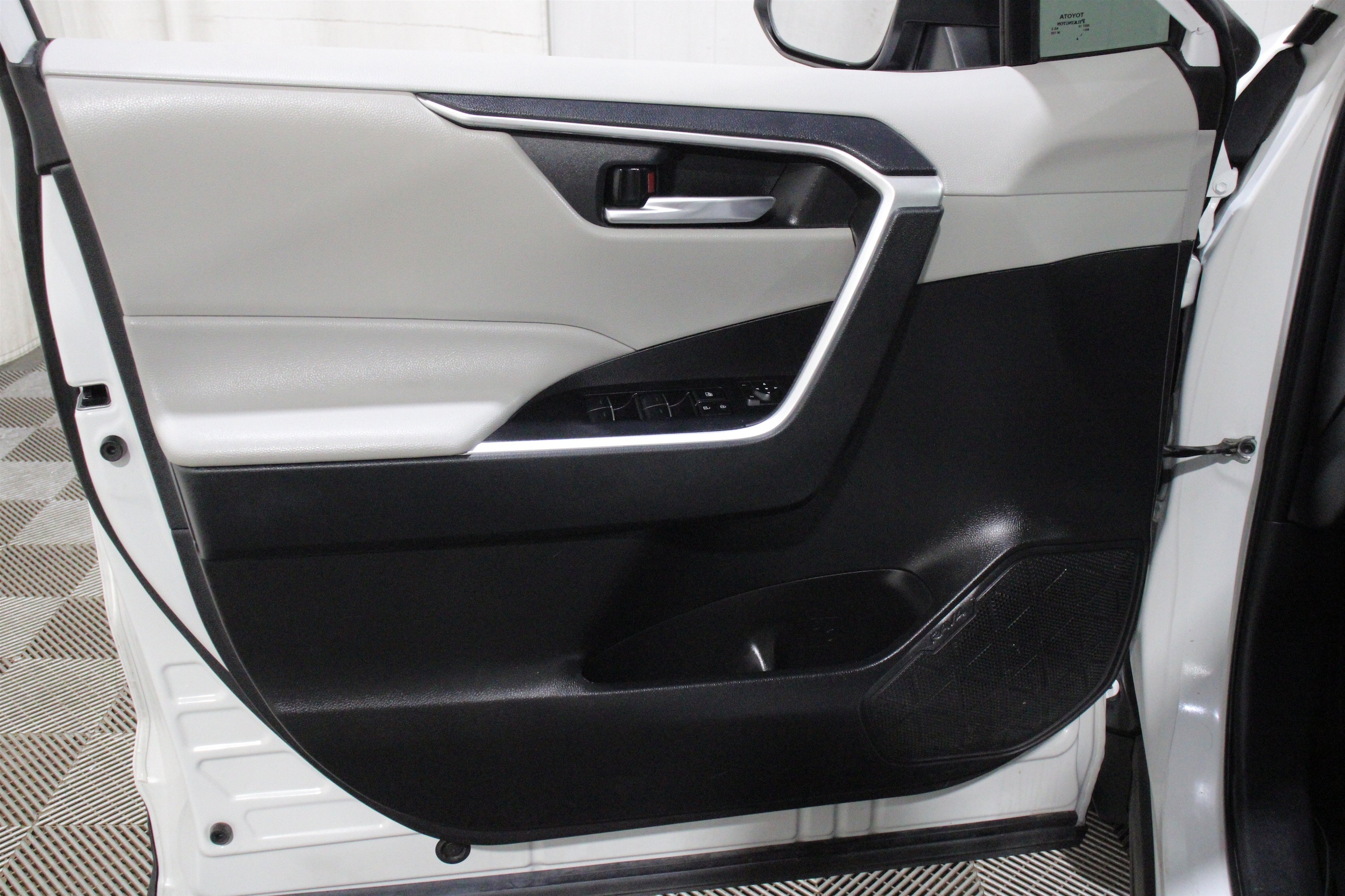 2022 Toyota RAV4 XLE - Photo 6