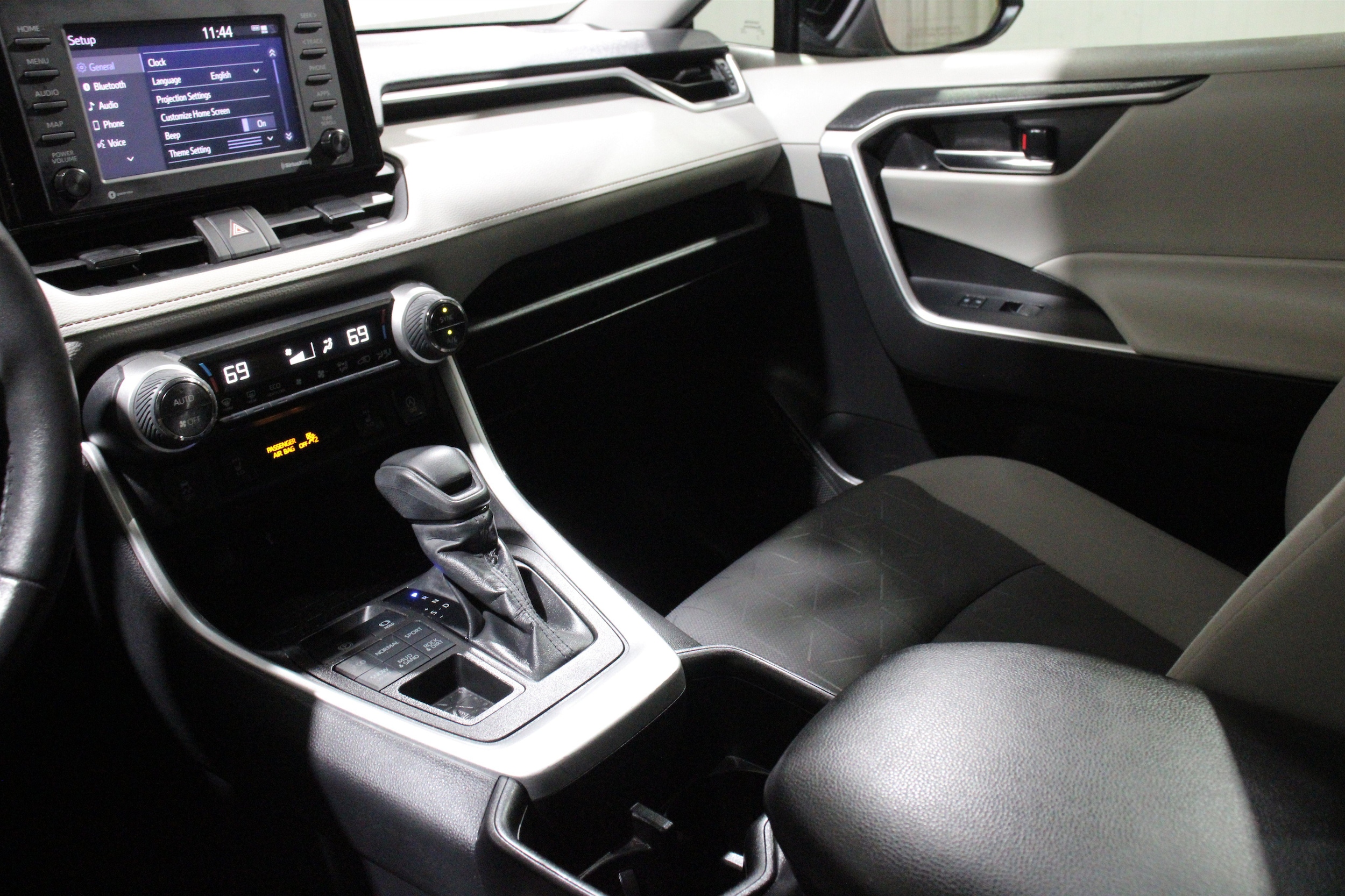 2022 Toyota RAV4 XLE - Photo 19