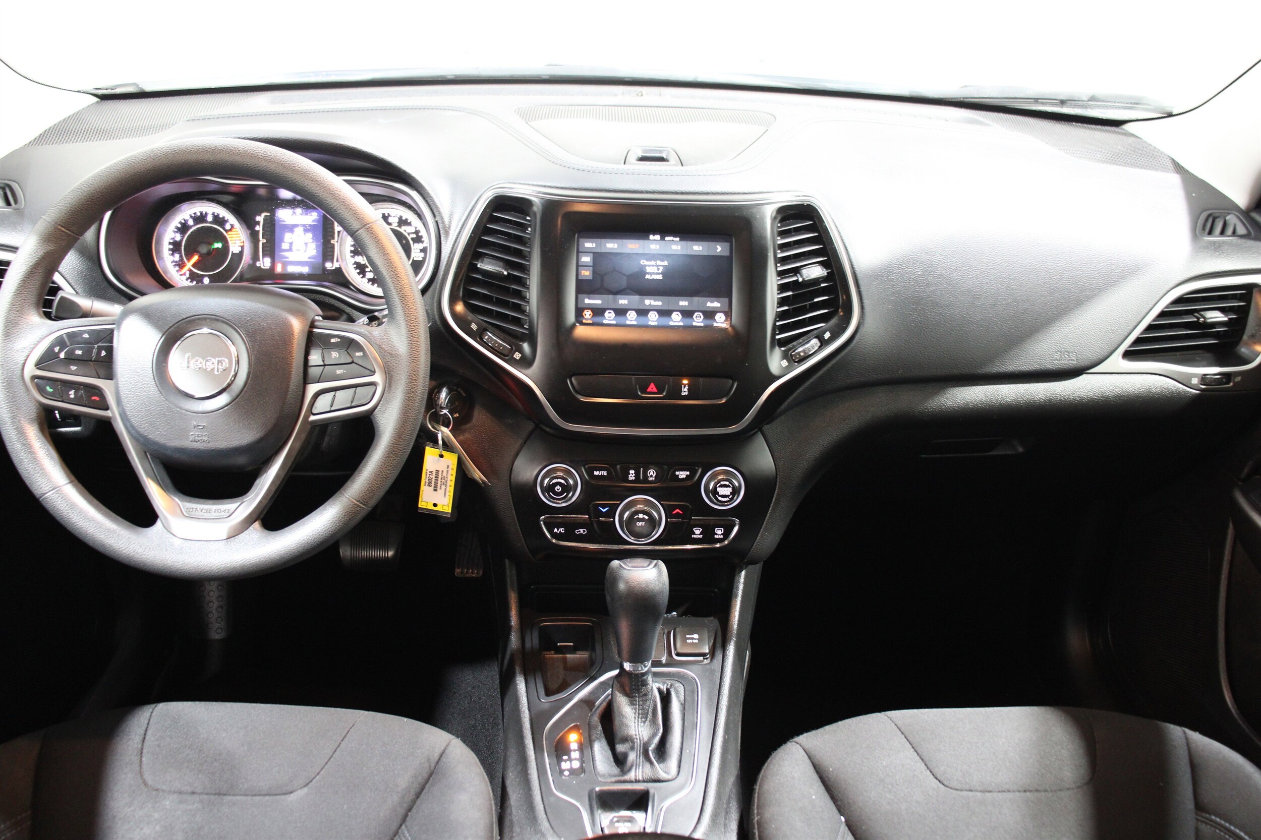 2021 Jeep Cherokee Latitude photo 2