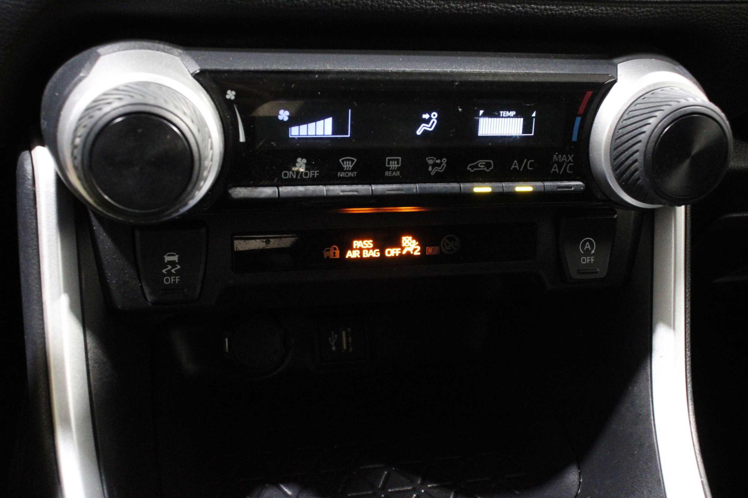 2024 Toyota RAV4 LE - Photo 18