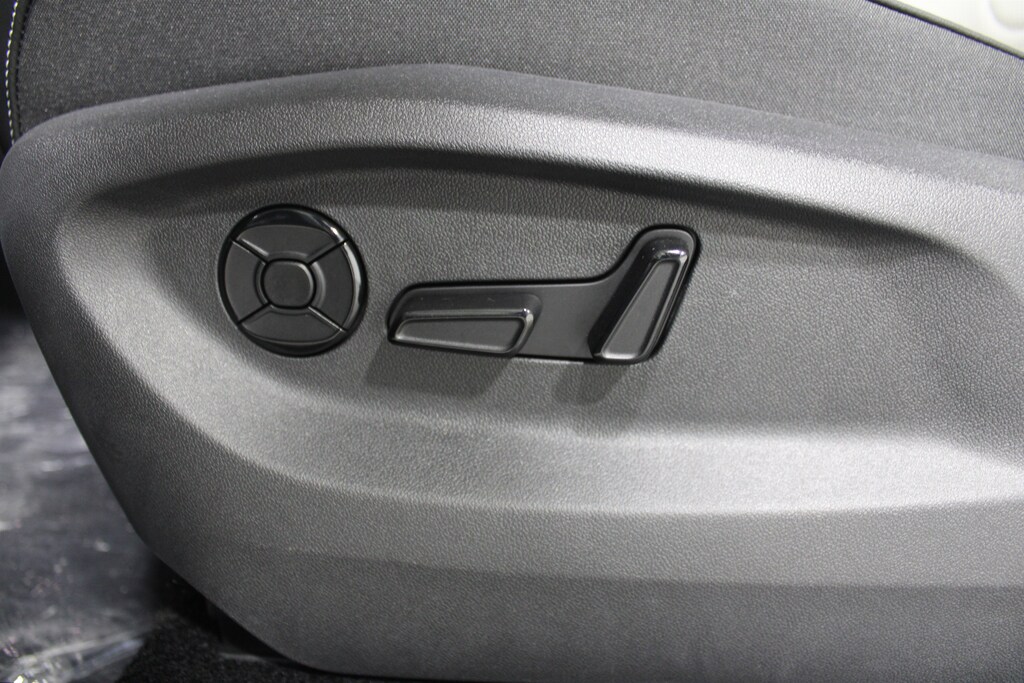 New 2025 Volkswagen Tiguan 2.0T SE SUV