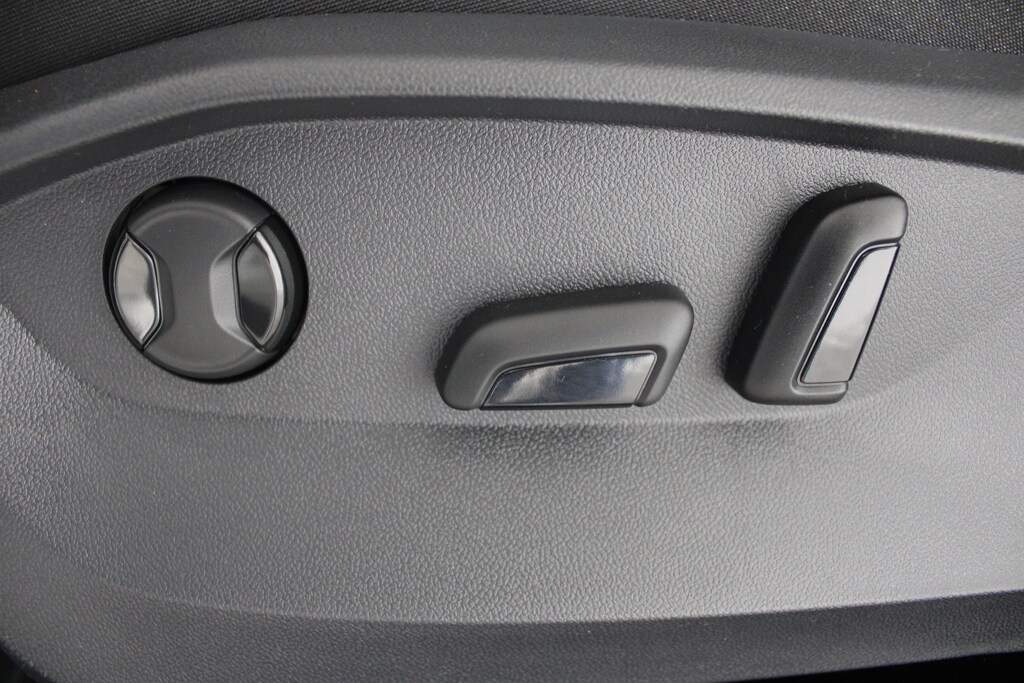 New 2026 Volkswagen Taos 1.5T SE Black SUV