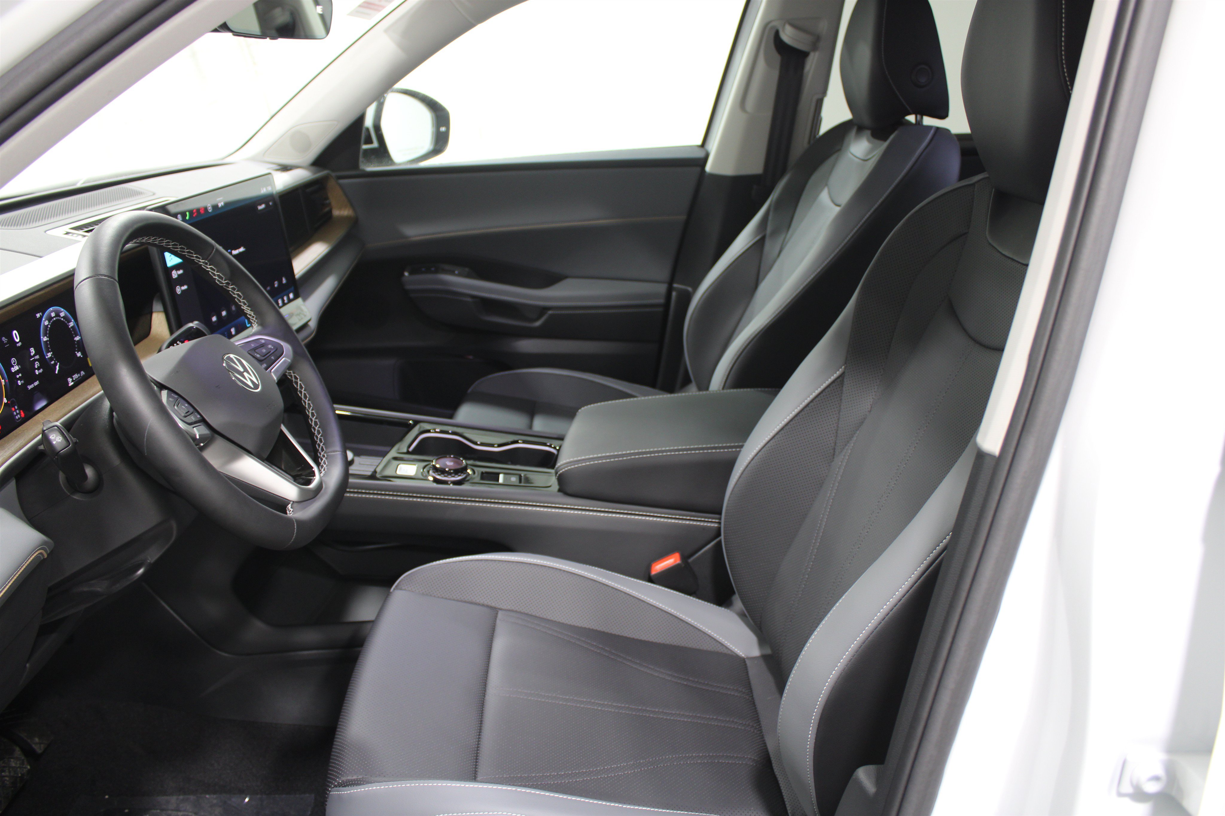 New 2027 Volkswagen Atlas SE w/Technology SUV
