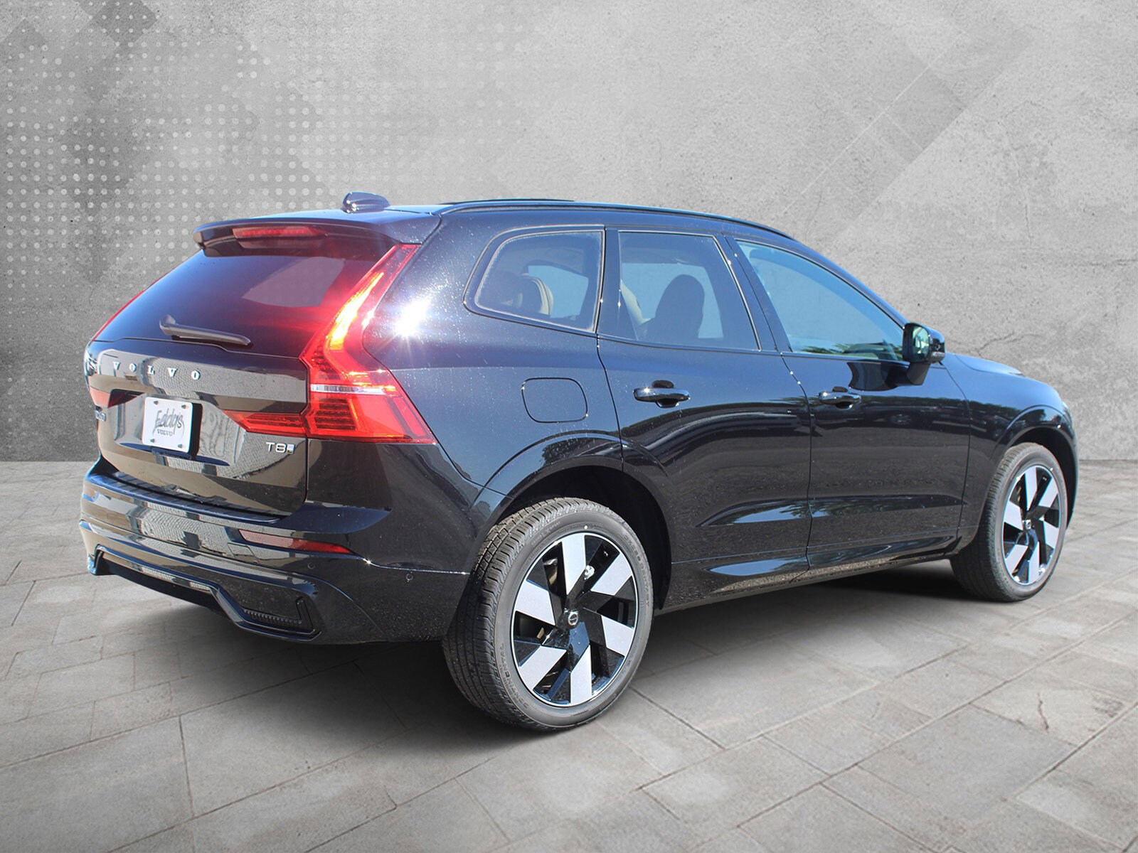 2025 Volvo XC60 T8 Plus photo 3