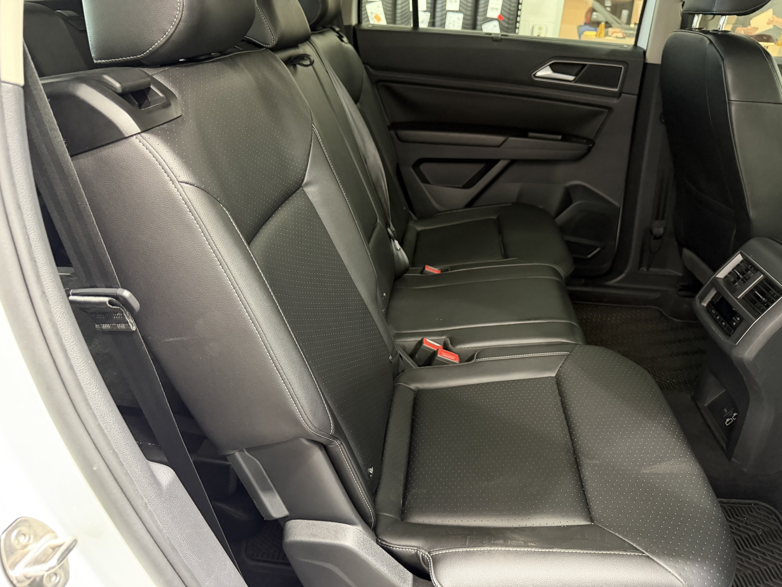 2018 Volkswagen Atlas SE w/Tech - Photo 32