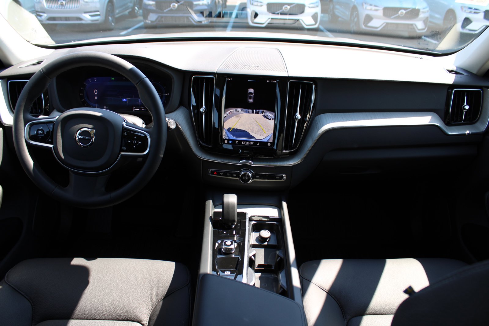 2025 Volvo XC60 Hybrid Plus photo 4